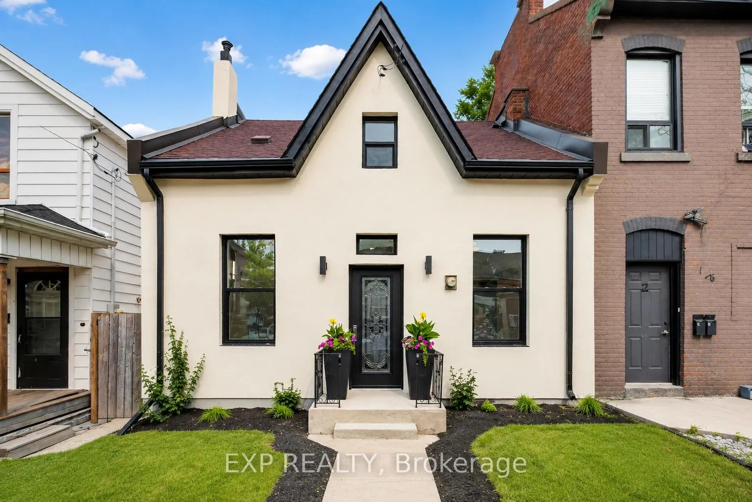 Front of 118 Cathcart Street N