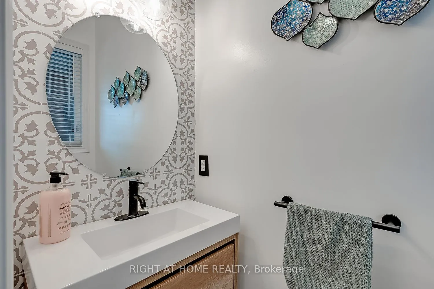Photo 3 of 2033 Trawden Way, Oakville, Bronte Creek — HOMEH