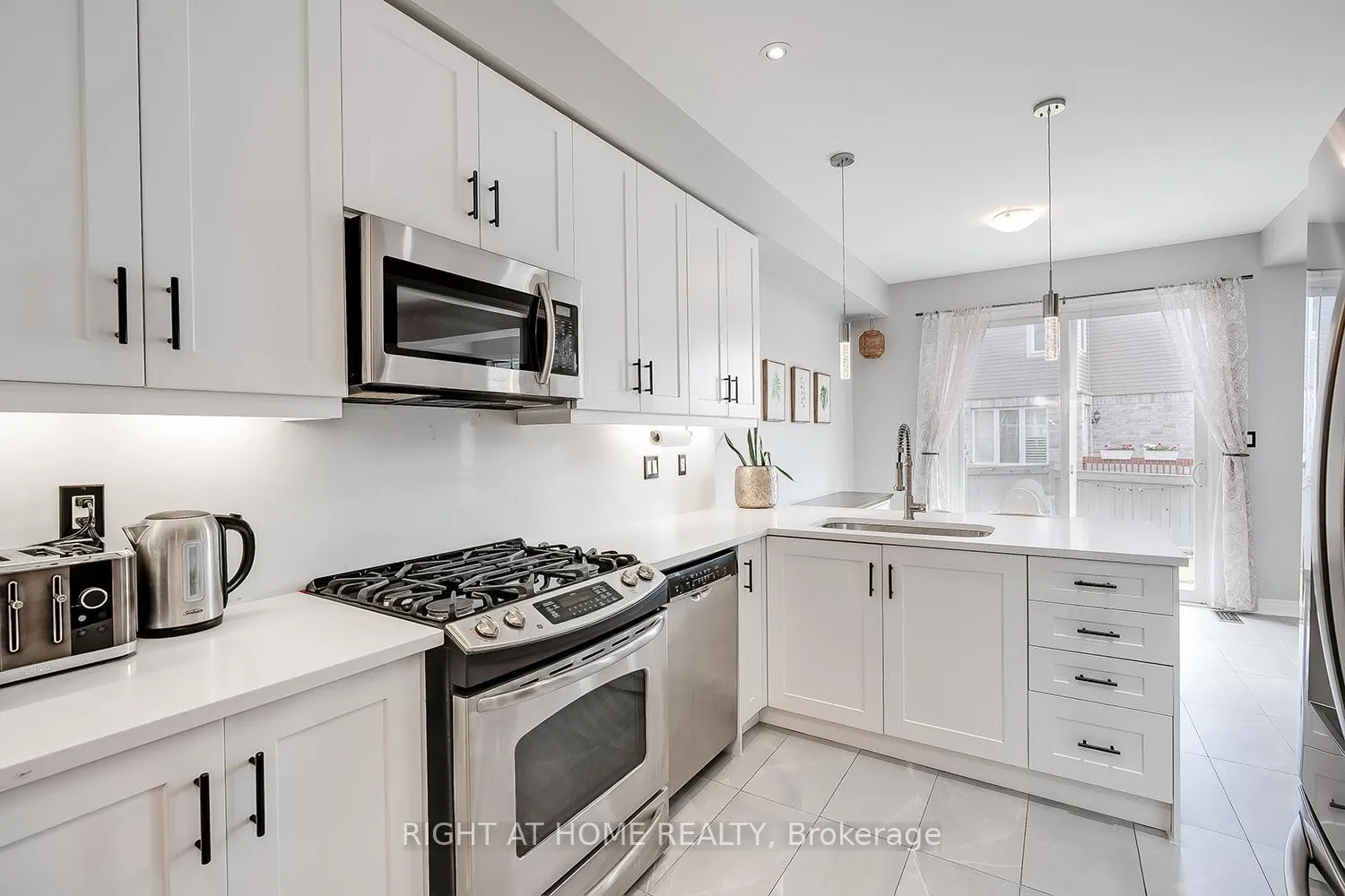 Photo 10 of 2033 Trawden Way, Oakville, Bronte Creek — HOMEH