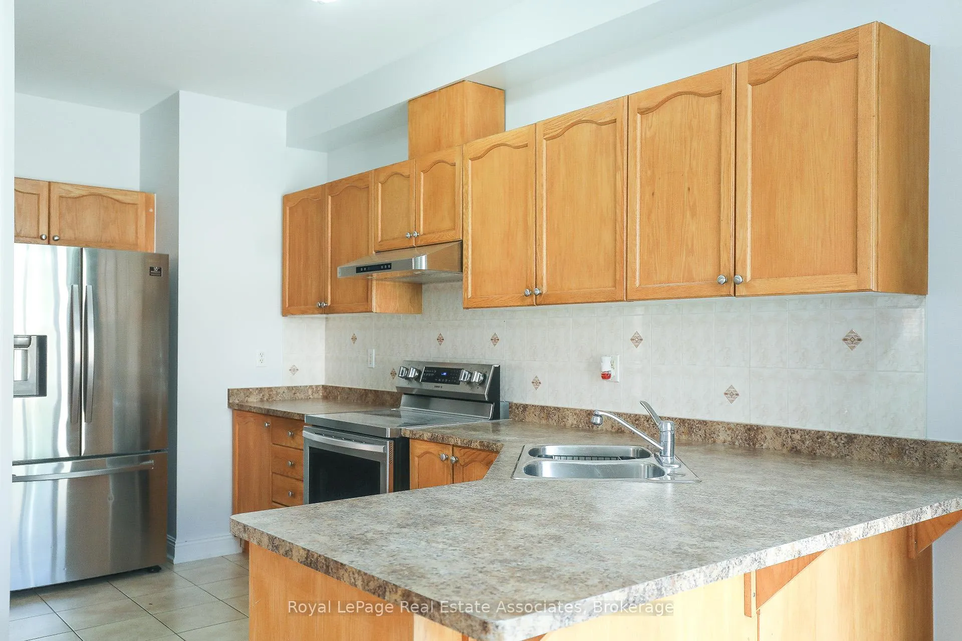 Photo 5 of 124 Nathaniel Crescent, Brampton, Bram West — HOMEH