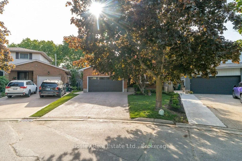 Photo 2 of 44 Windermere Court, Kitchener, Forest Heights — HOMEH