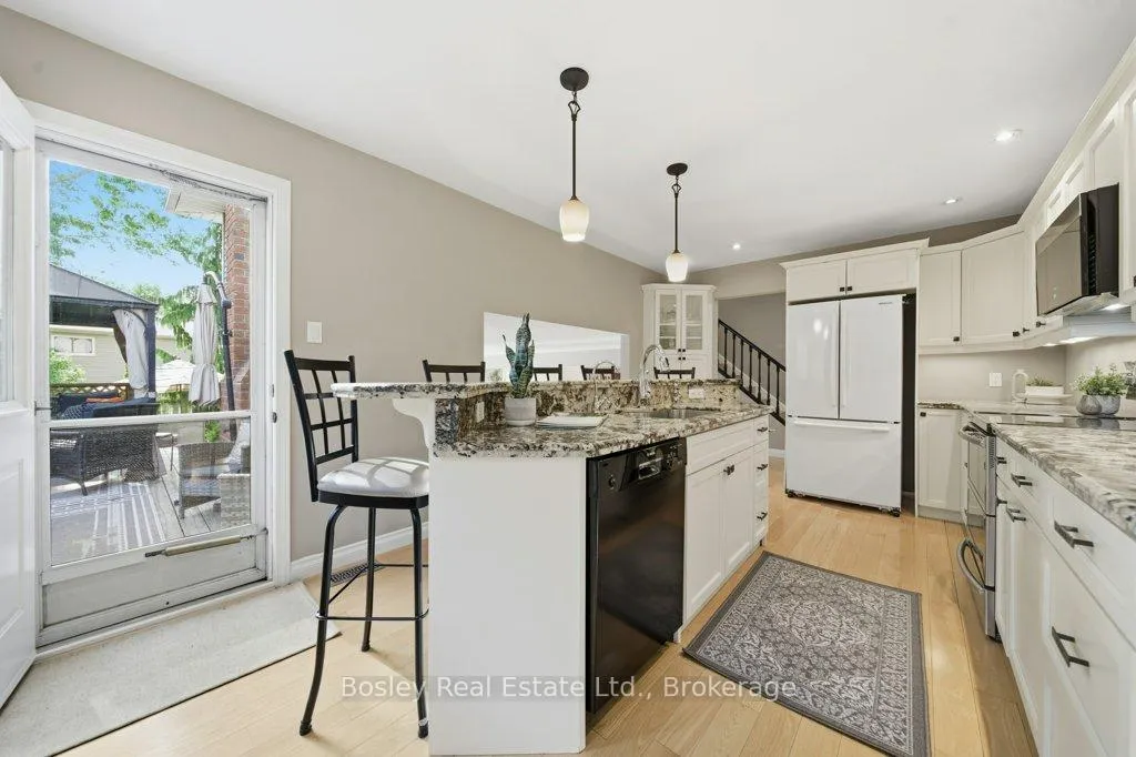 Photo 19 of 44 Windermere Court, Kitchener, Forest Heights — HOMEH