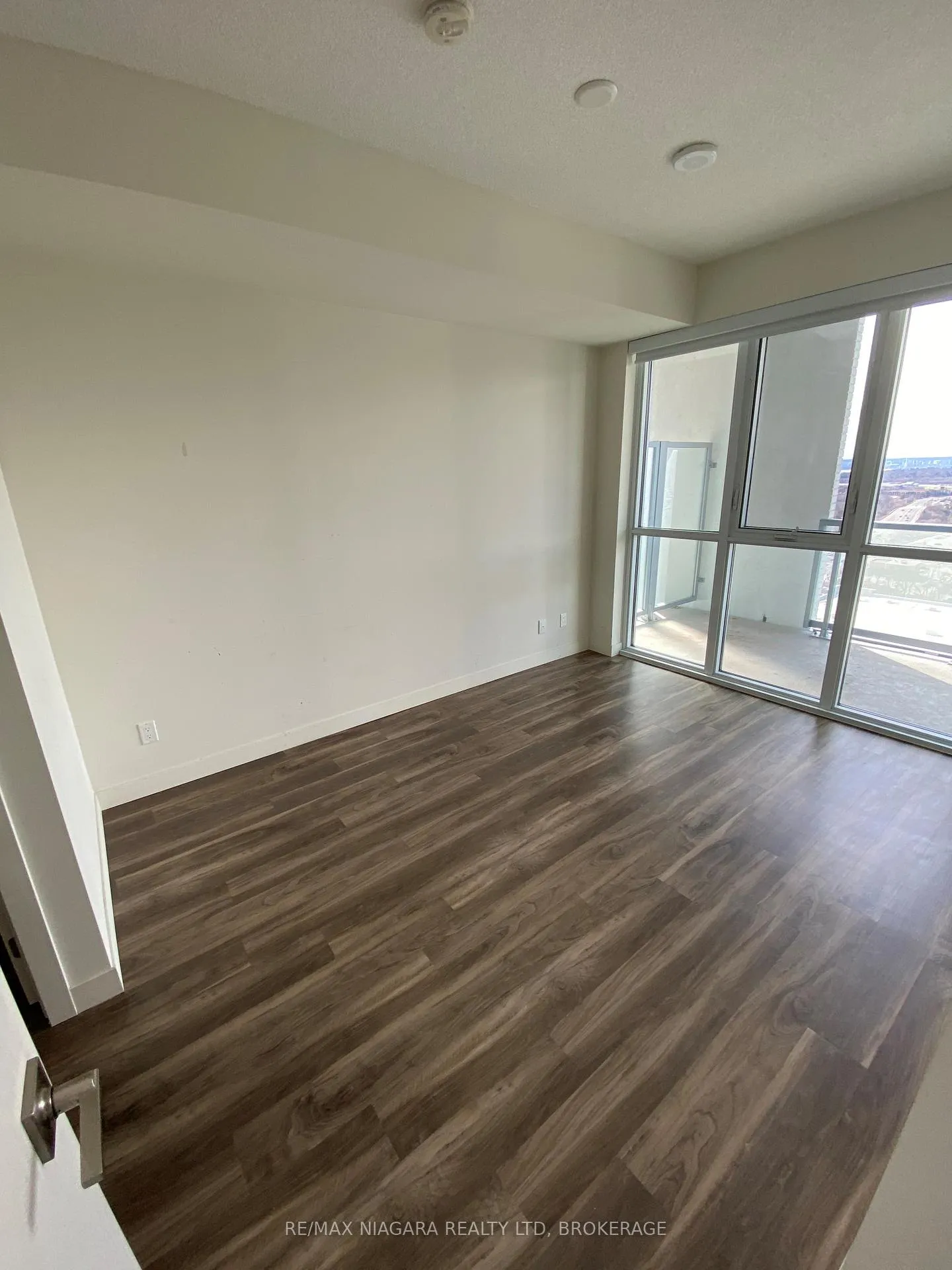 Photo 10 of Unit 2105, 2087 Fairview Street, Burlington, Freeman — HOMEH