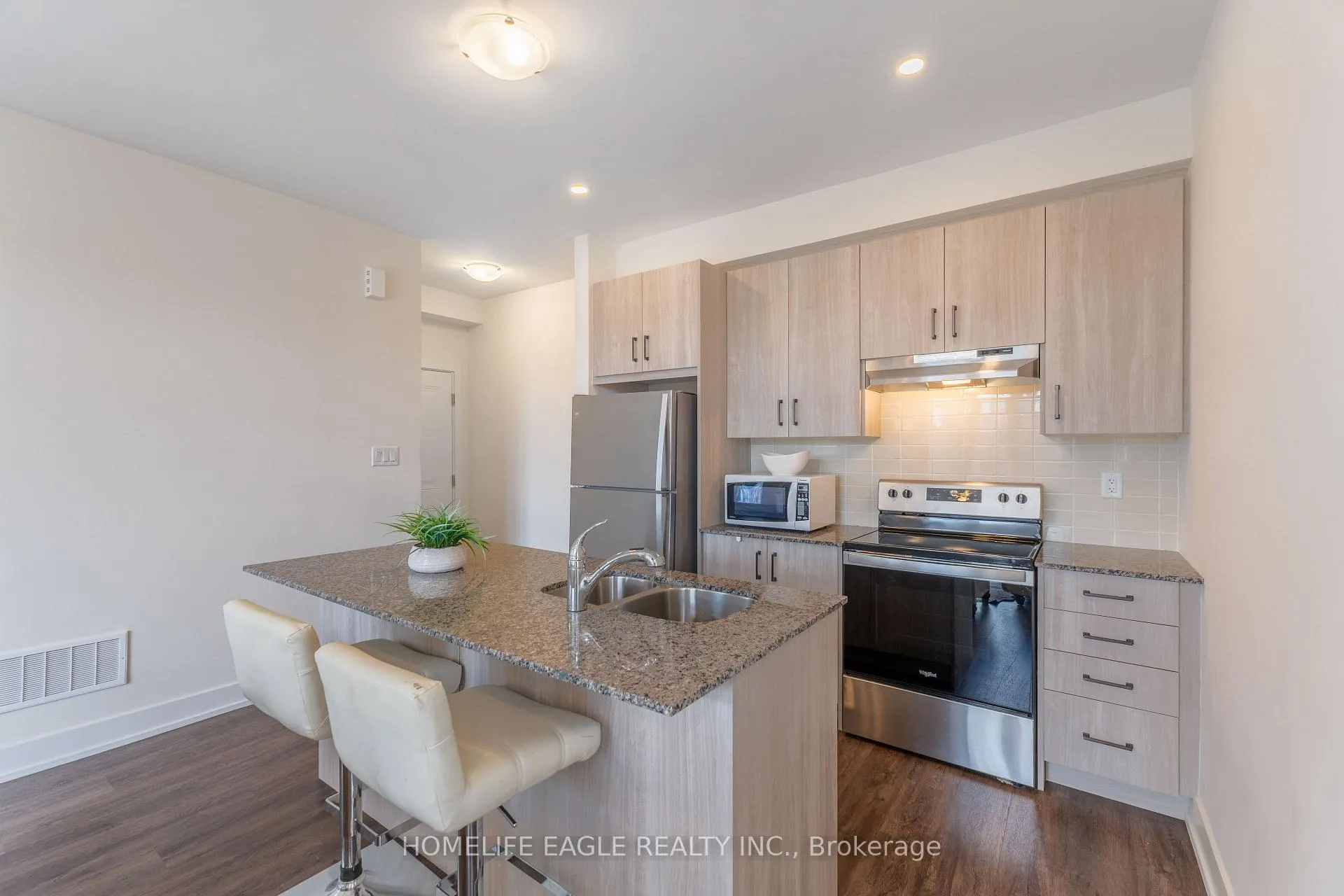 Photo 4 of Unit 16, 7 Phelps Lane, Richmond Hill, Oak Ridges — HOMEH