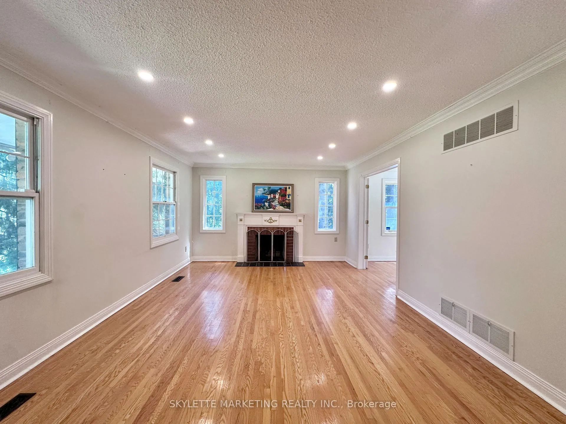 Photo 11 of 8 Blue Grass Drive, Aurora, Aurora Estates — HOMEH