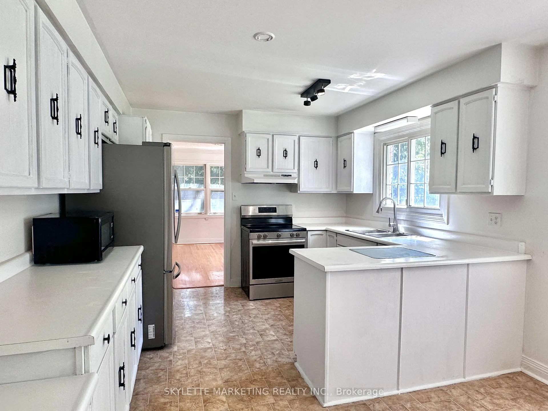 Photo 12 of 8 Blue Grass Drive, Aurora, Aurora Estates — HOMEH