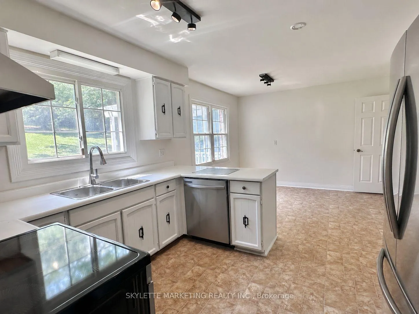 Photo 13 of 8 Blue Grass Drive, Aurora, Aurora Estates — HOMEH