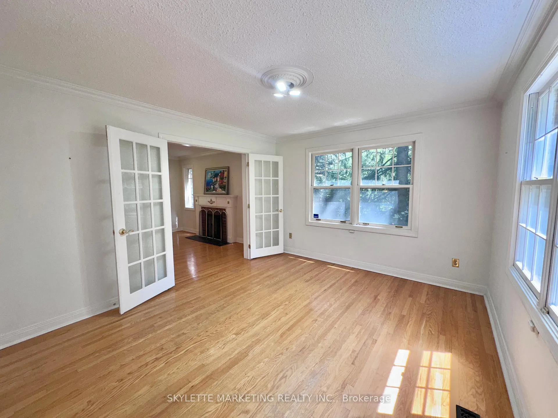 Photo 14 of 8 Blue Grass Drive, Aurora, Aurora Estates — HOMEH
