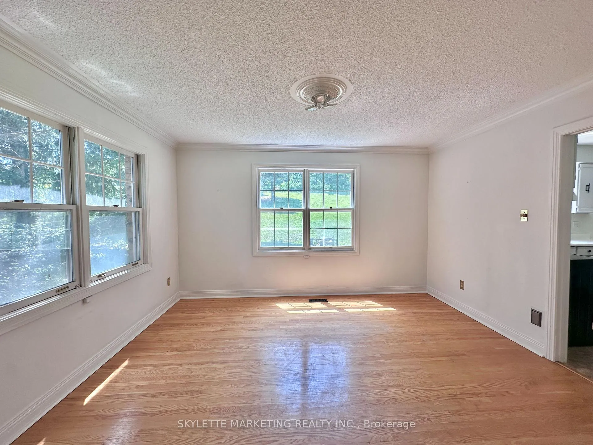 Photo 15 of 8 Blue Grass Drive, Aurora, Aurora Estates — HOMEH