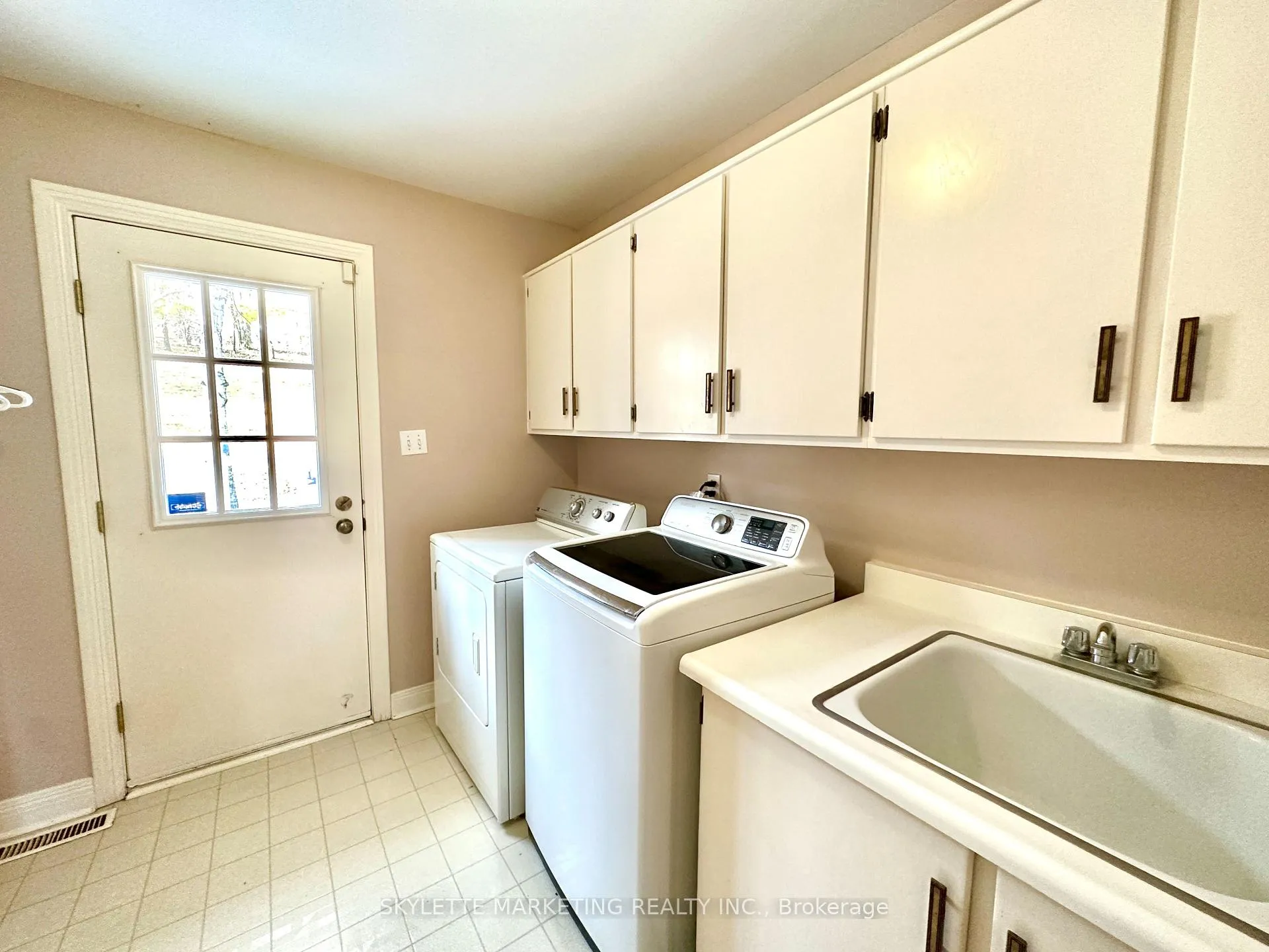 Photo 18 of 8 Blue Grass Drive, Aurora, Aurora Estates — HOMEH