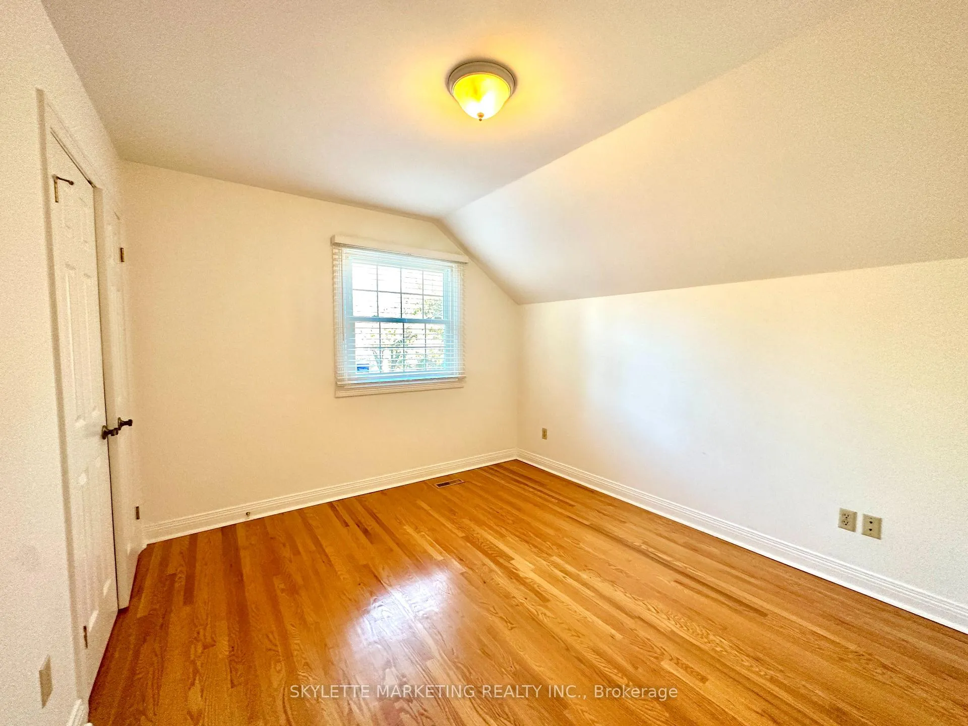 Photo 20 of 8 Blue Grass Drive, Aurora, Aurora Estates — HOMEH