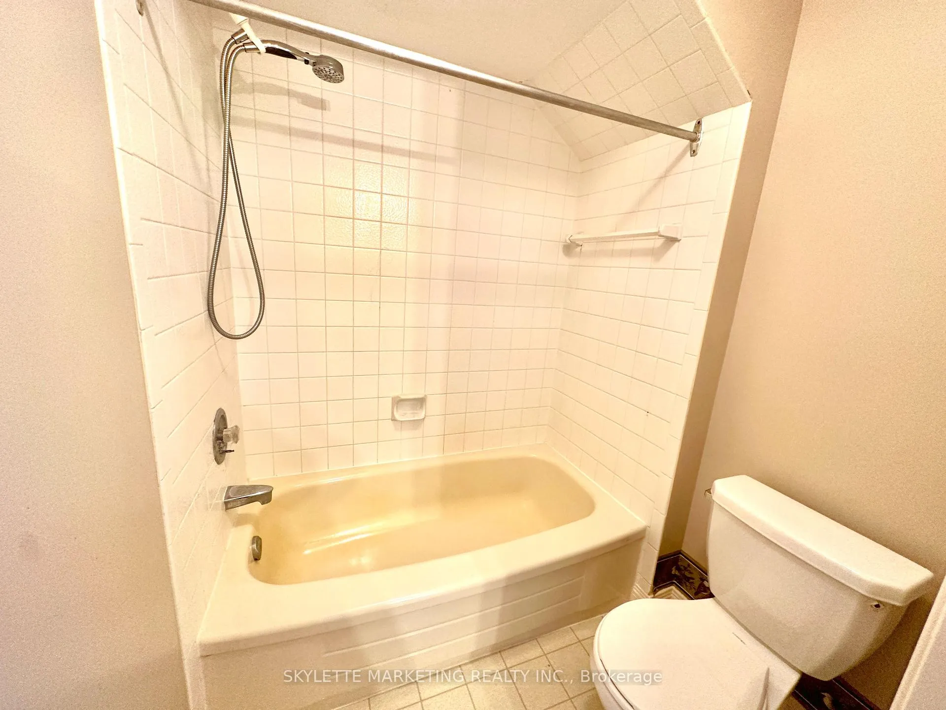 Photo 32 of 8 Blue Grass Drive, Aurora, Aurora Estates — HOMEH
