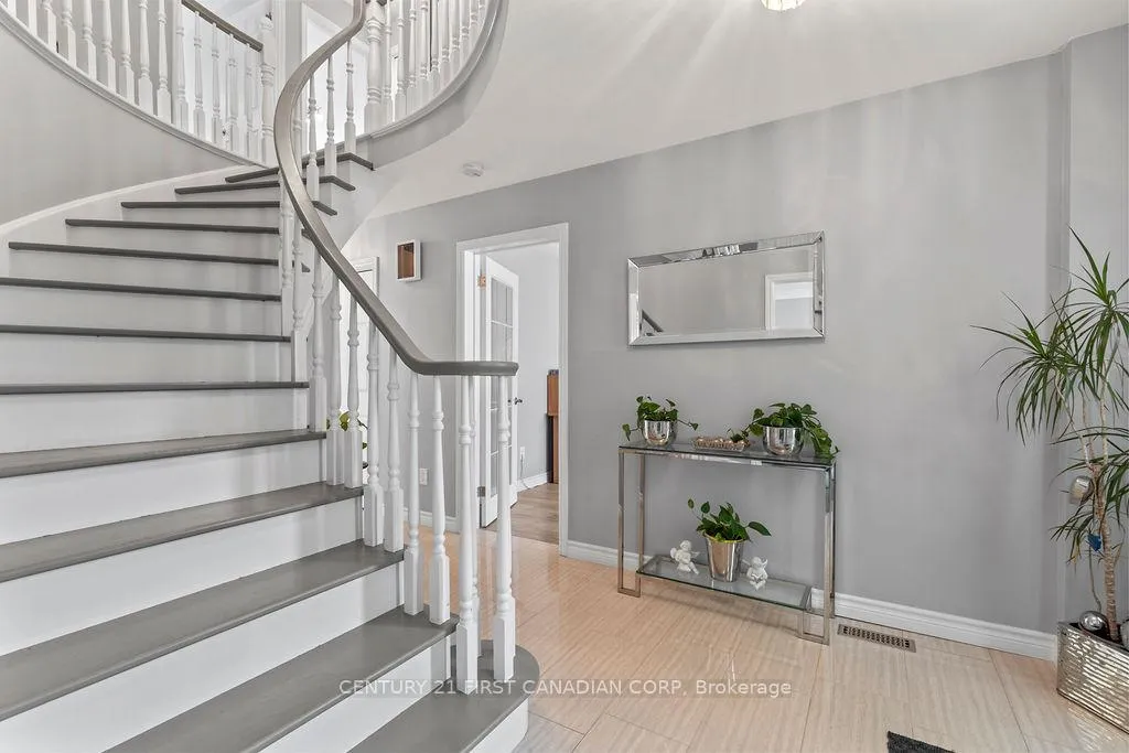 Photo 5 of 1677 Phillbrook Crescent, London, North B — HOMEH