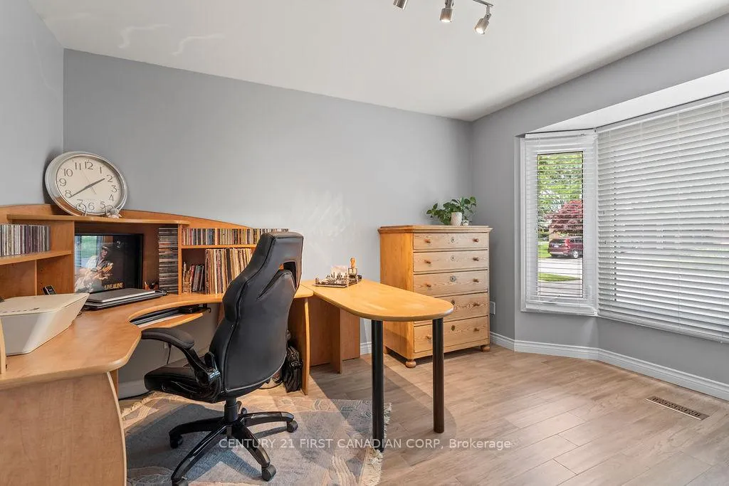 Photo 6 of 1677 Phillbrook Crescent, London, North B — HOMEH