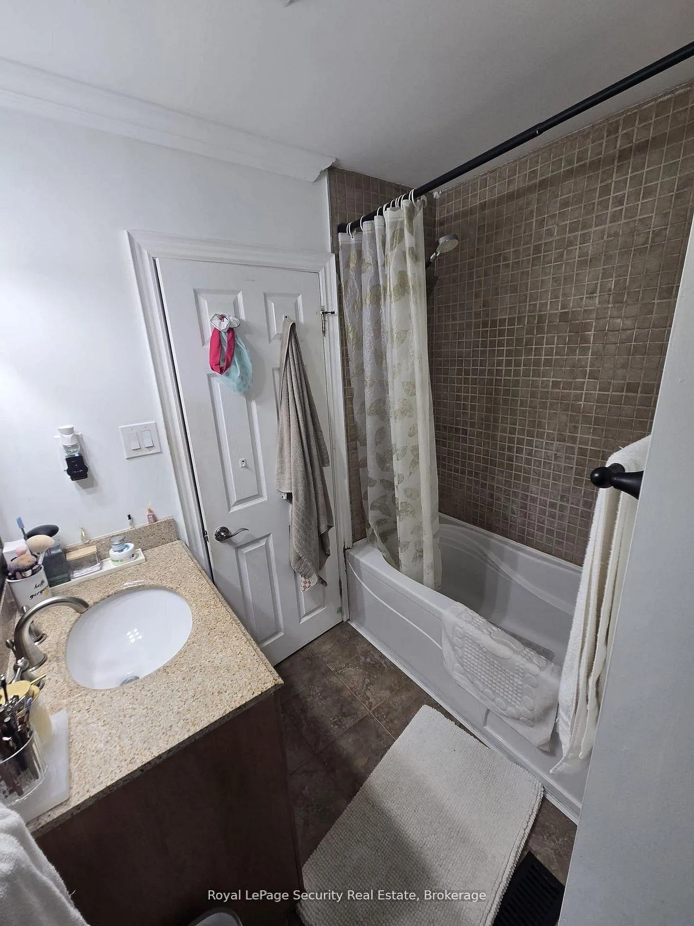 Photo 9 of Unit Upper, 36 Noranda Drive, North York, Brookhaven-Amesbury — HOMEH