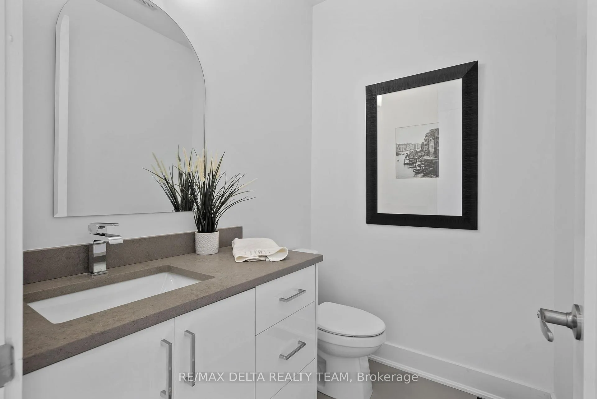 Photo 11 of 43 St Claire Avenue, Ottawa, Meadowlands/St. Claire Gardens — HOMEH