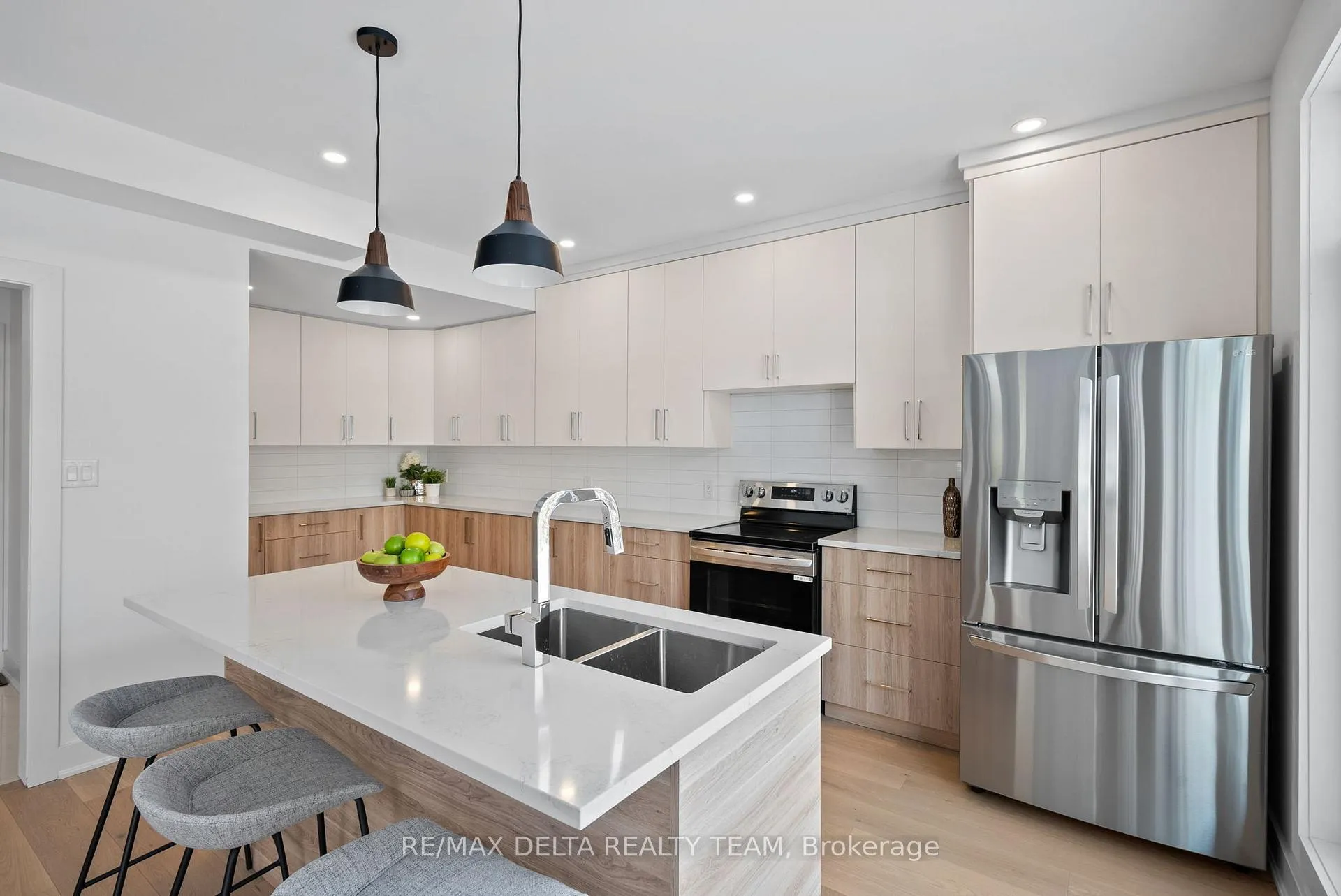Photo 17 of 43 St Claire Avenue, Ottawa, Meadowlands/St. Claire Gardens — HOMEH