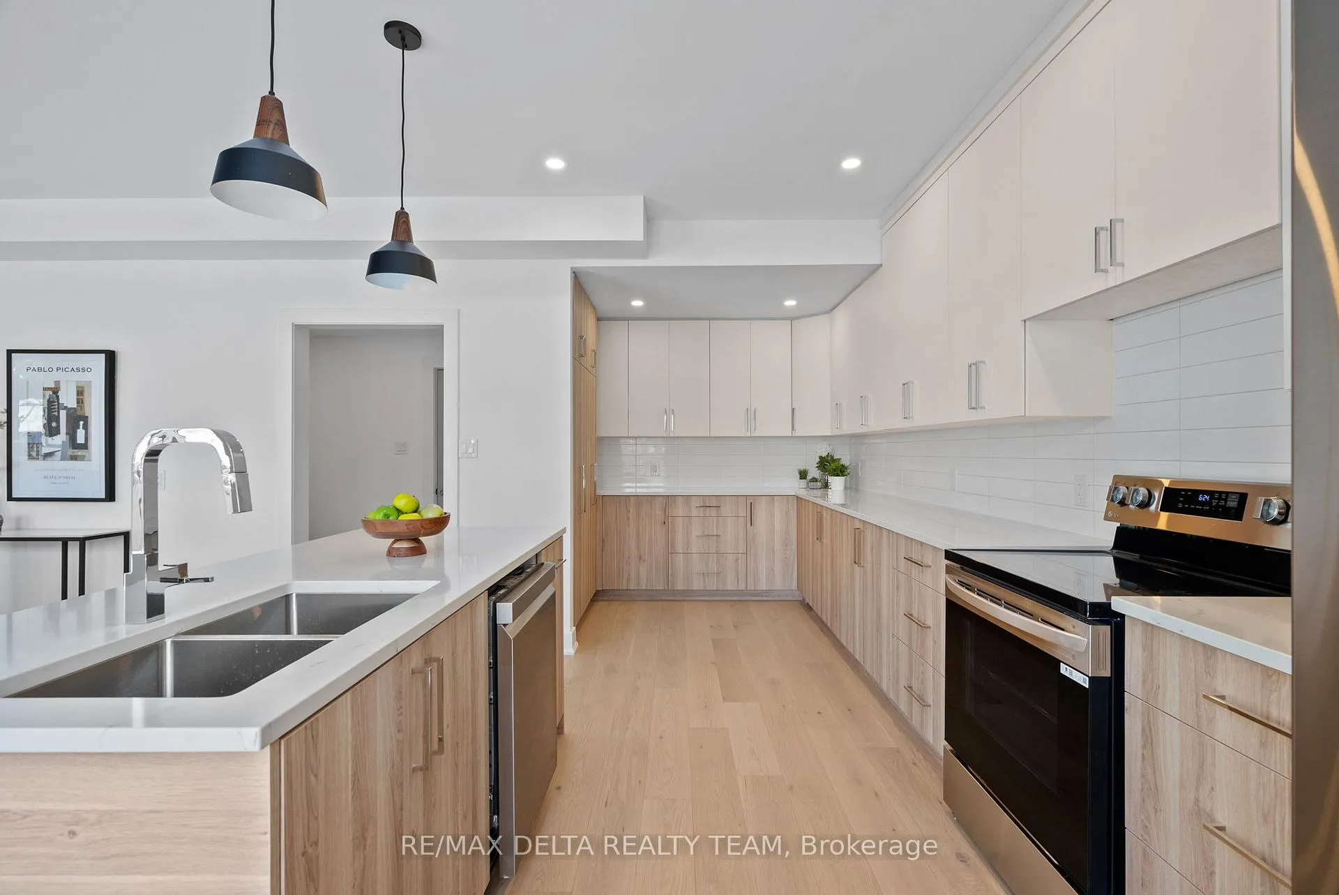Photo 18 of 43 St Claire Avenue, Ottawa, Meadowlands/St. Claire Gardens — HOMEH