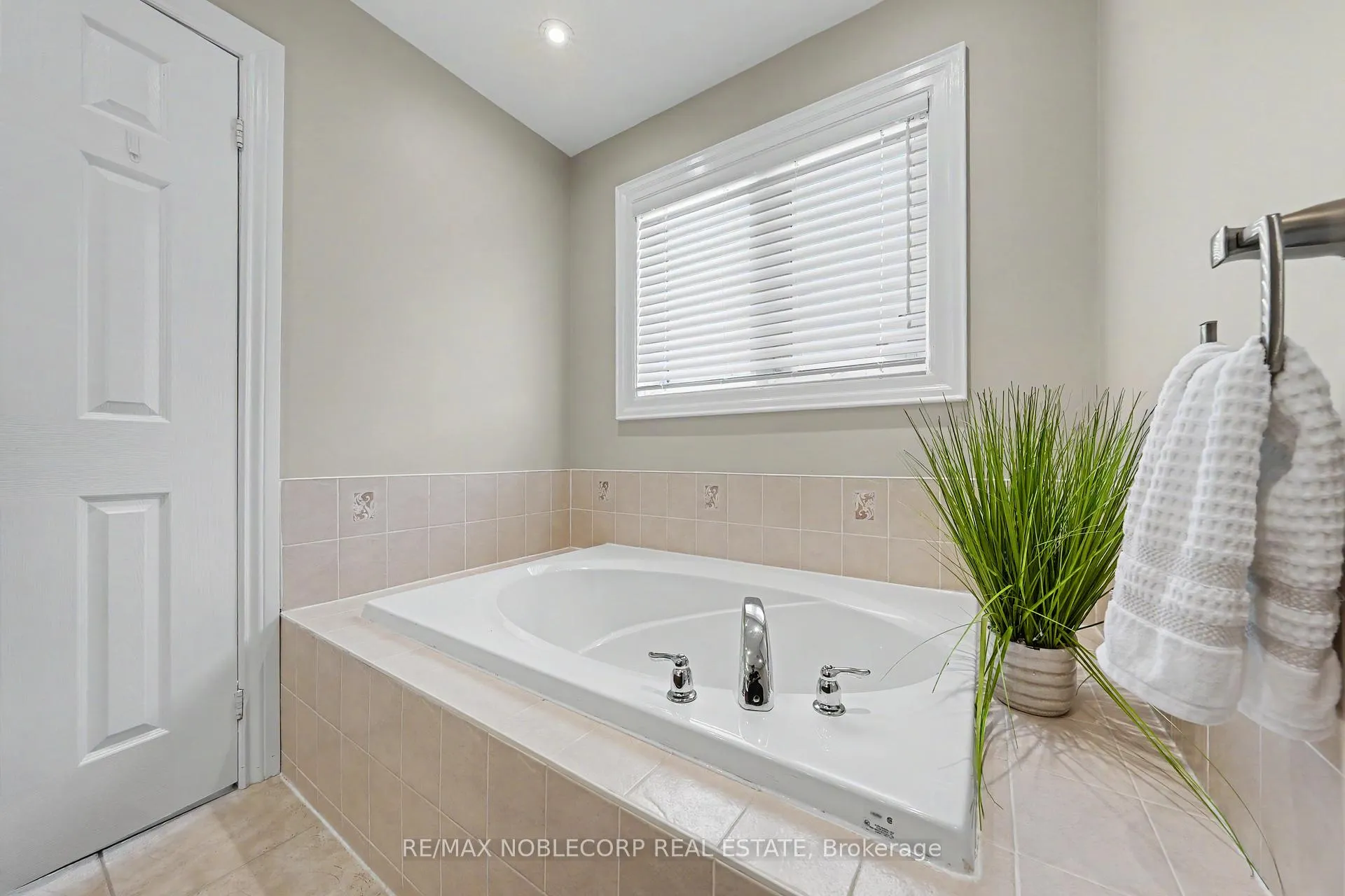 Photo 28 of 37 Christensen Avenue, Caledon, Bolton North — HOMEH