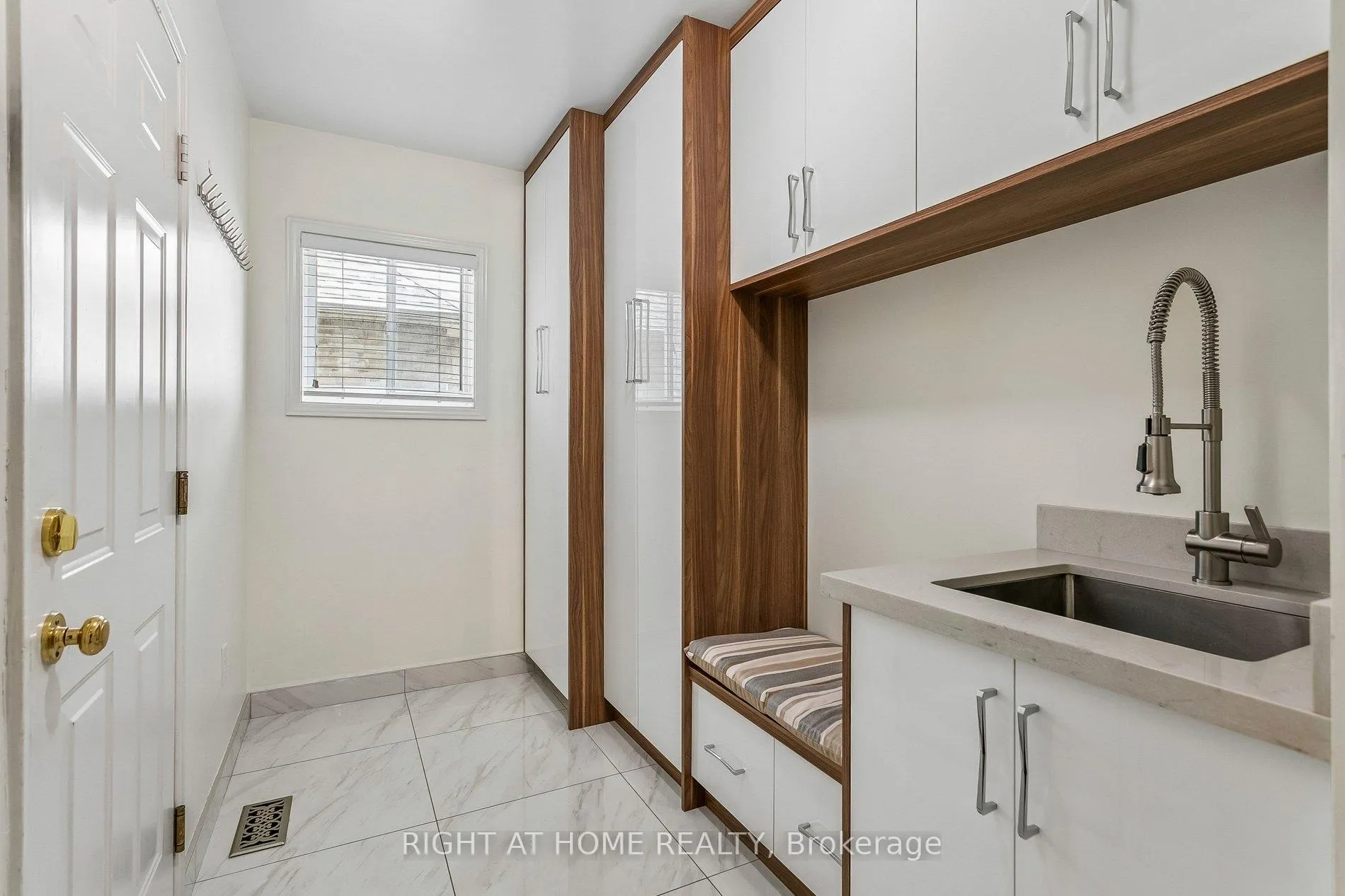 Photo 4 of 4263 Couples Crescent, Burlington, Rose — HOMEH