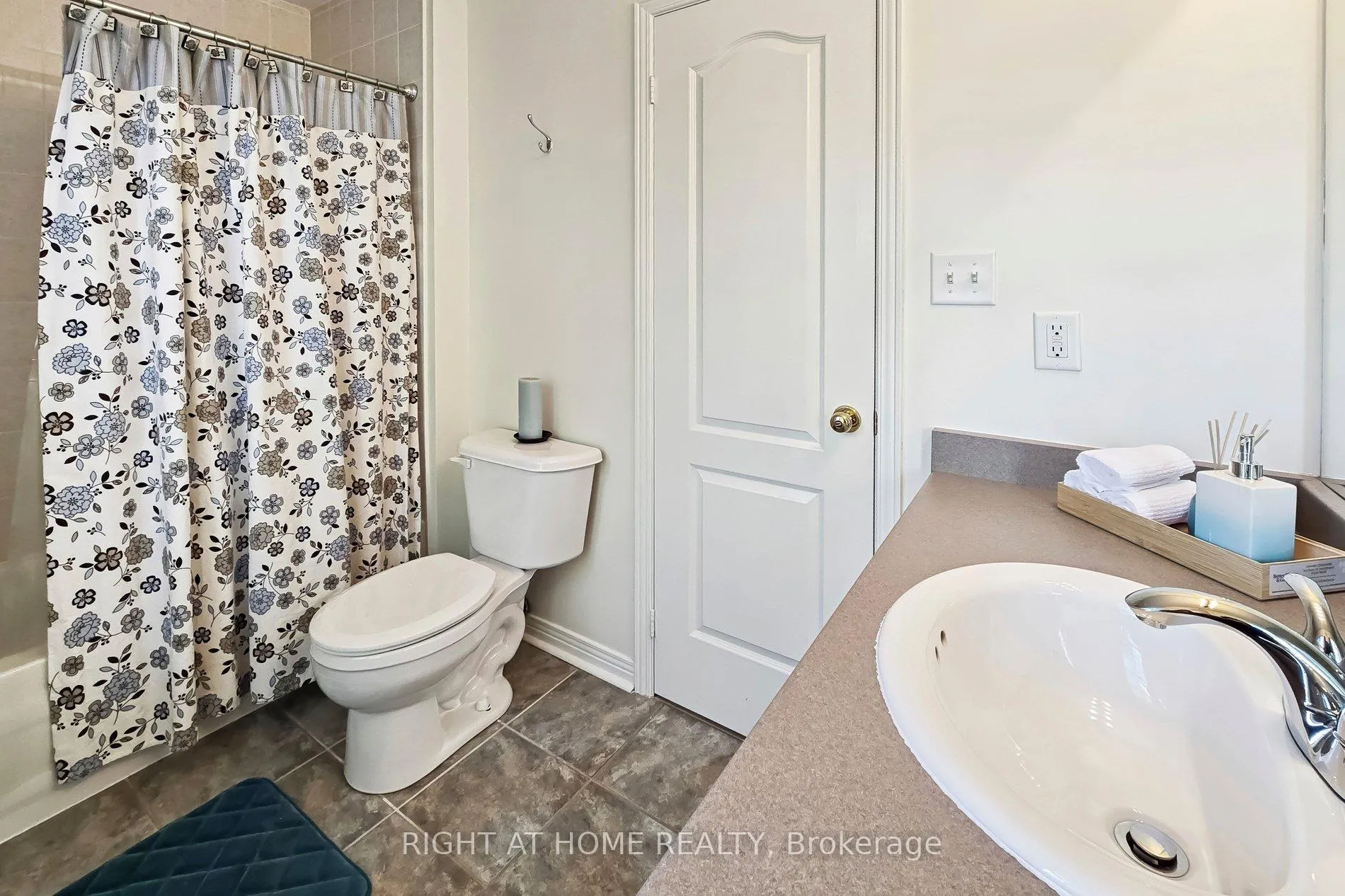 Photo 23 of 4263 Couples Crescent, Burlington, Rose — HOMEH