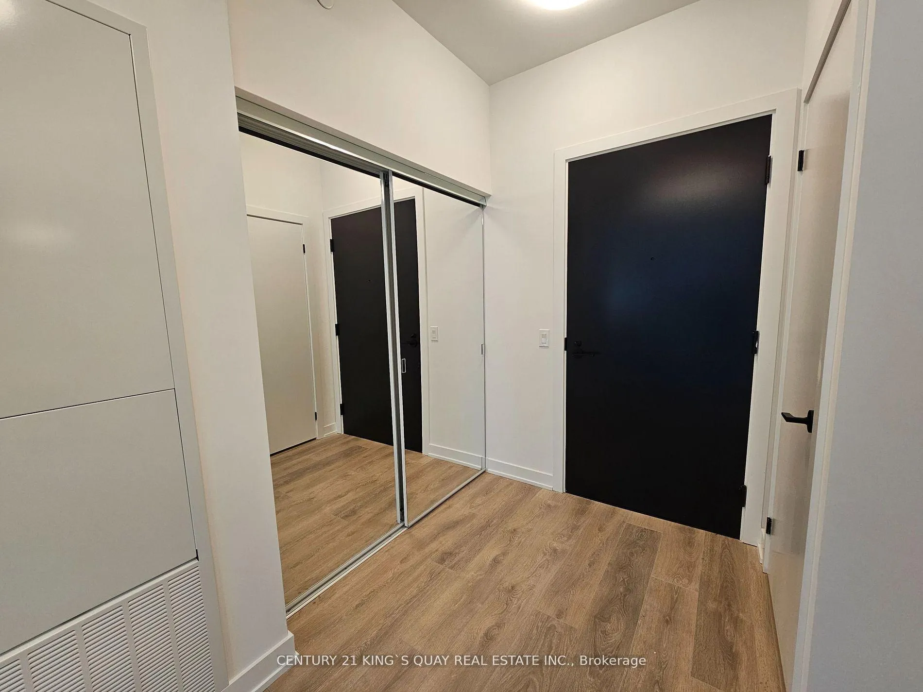 Photo 4 of Unit 2008, 127 Broadway Avenue, Toronto, Mount Pleasant West — HOMEH