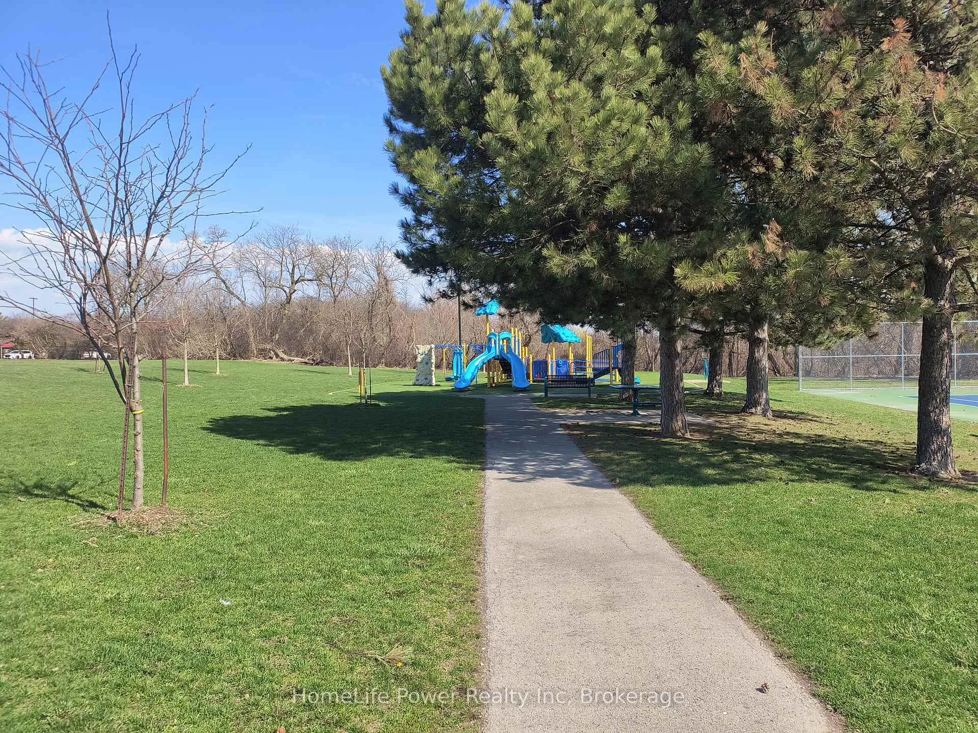Photo 4 of 4077 Hickson Avenue, Niagara Falls, Downtown — HOMEH