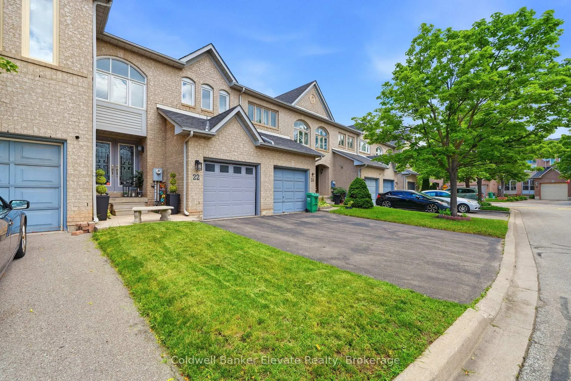 Photo 2 of 22 Goldenlight Circle, Brampton, Brampton West — HOMEH