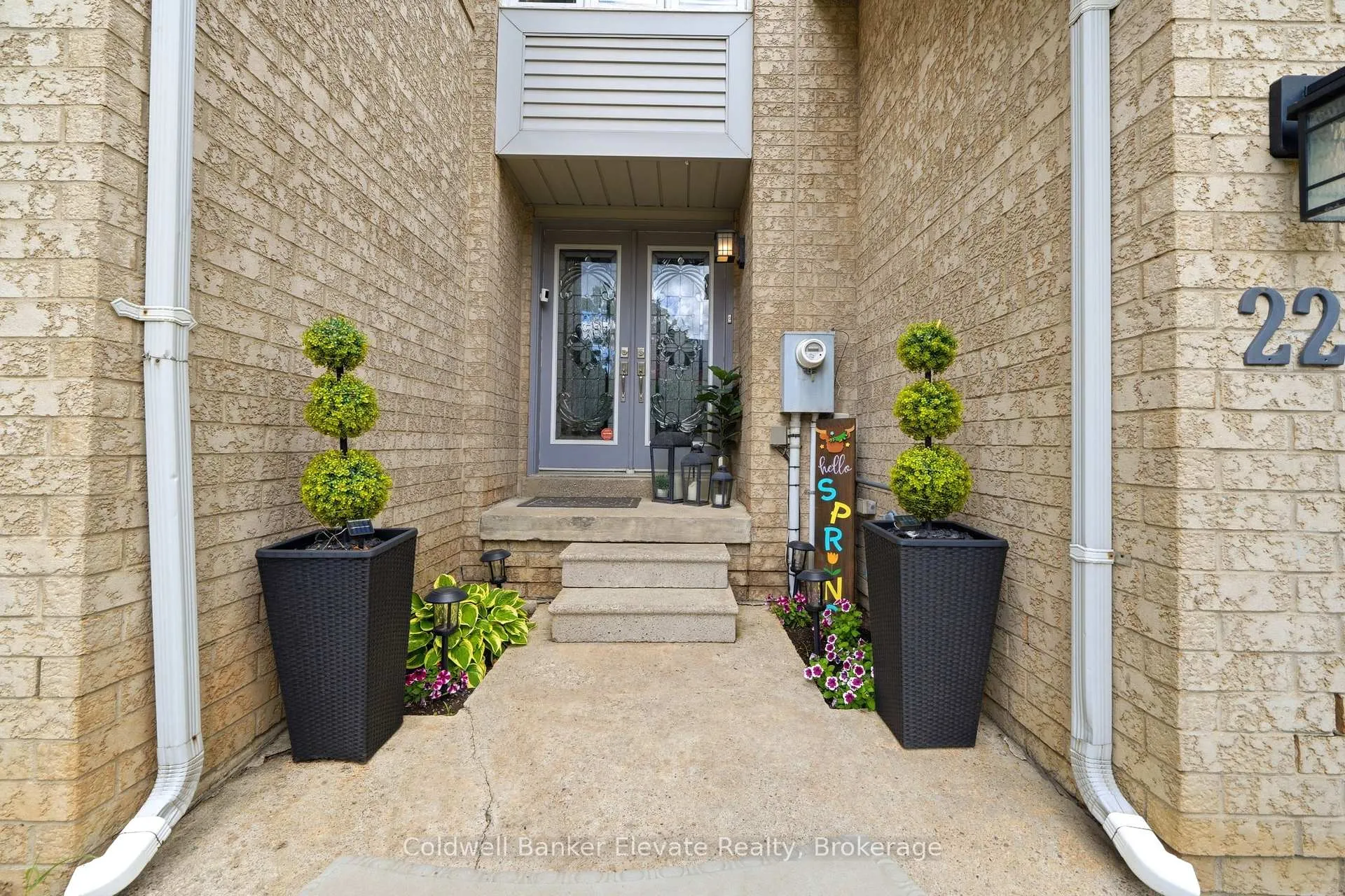 Photo 3 of 22 Goldenlight Circle, Brampton, Brampton West — HOMEH
