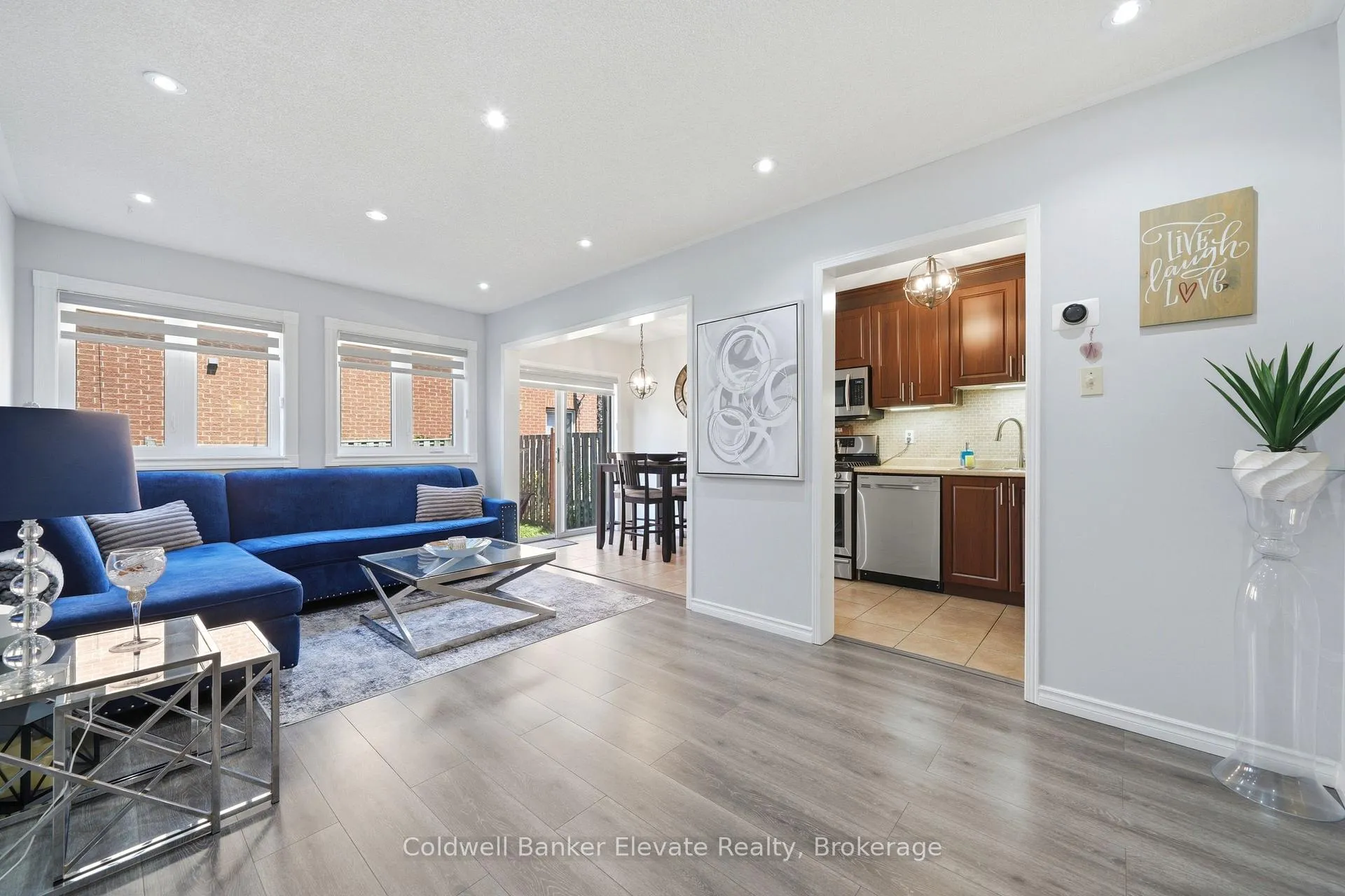Photo 7 of 22 Goldenlight Circle, Brampton, Brampton West — HOMEH