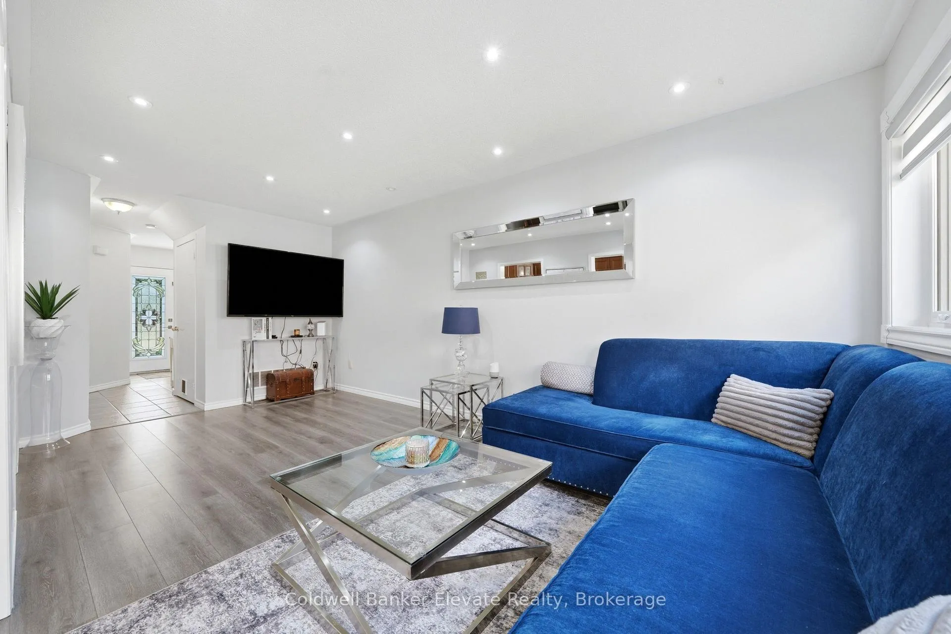 Photo 9 of 22 Goldenlight Circle, Brampton, Brampton West — HOMEH