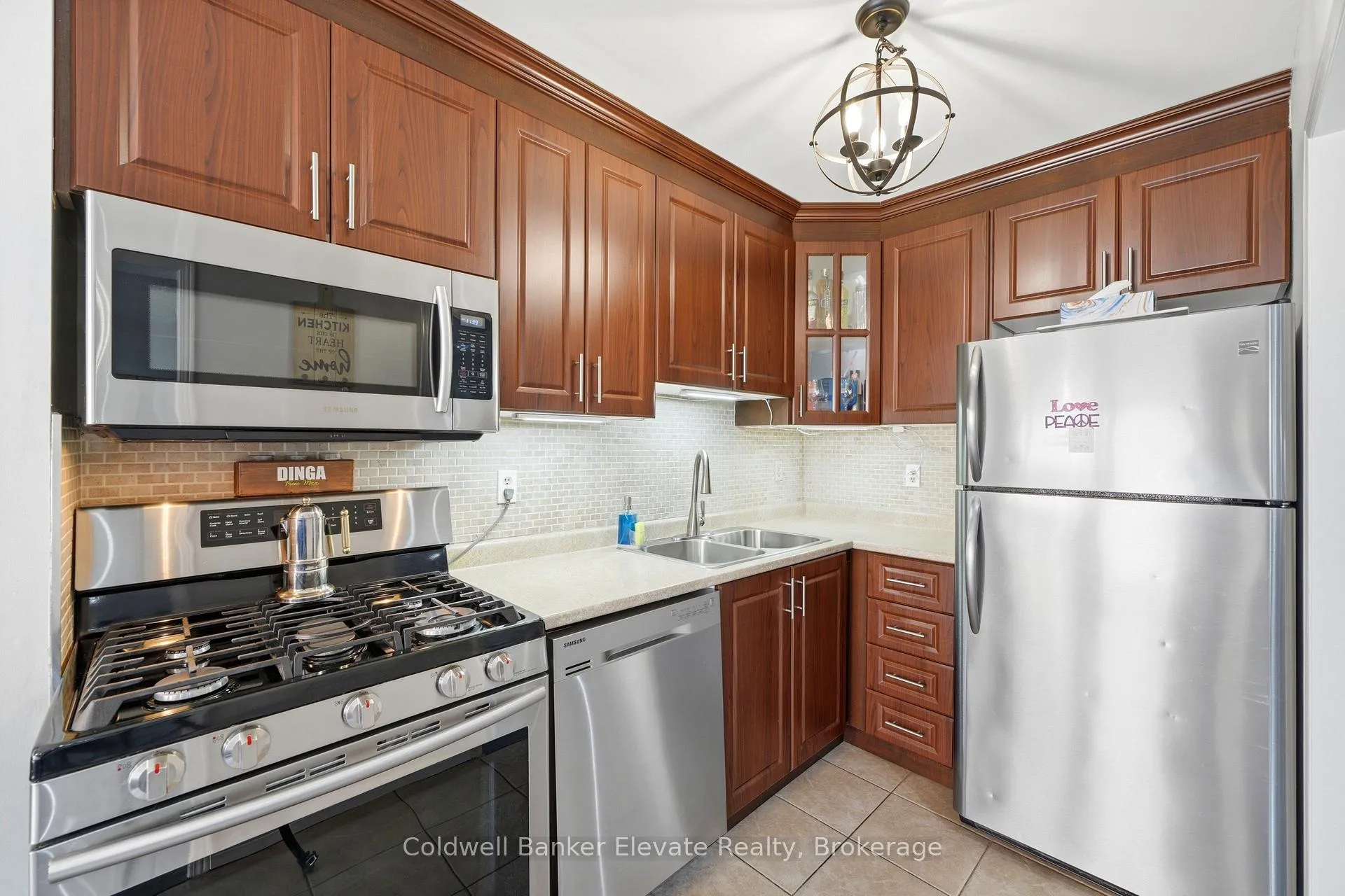 Photo 10 of 22 Goldenlight Circle, Brampton, Brampton West — HOMEH