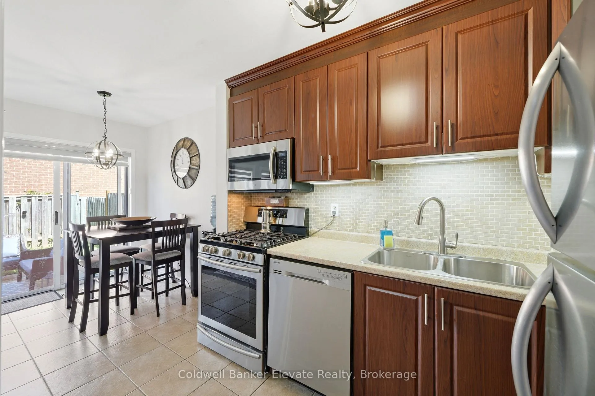 Photo 11 of 22 Goldenlight Circle, Brampton, Brampton West — HOMEH