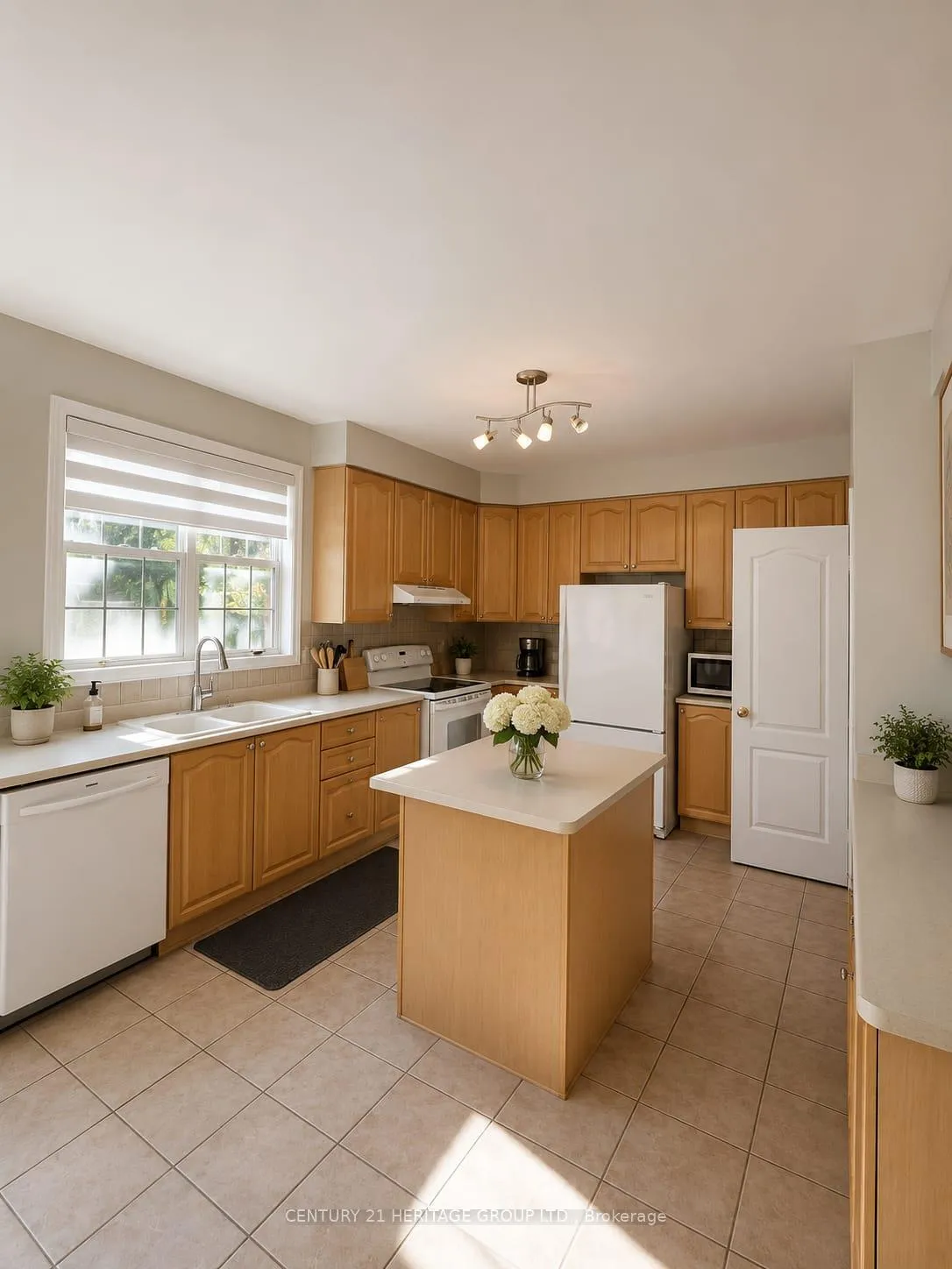 Photo 10 of 52 Brock Drive, Brampton, Vales of Castlemore — HOMEH