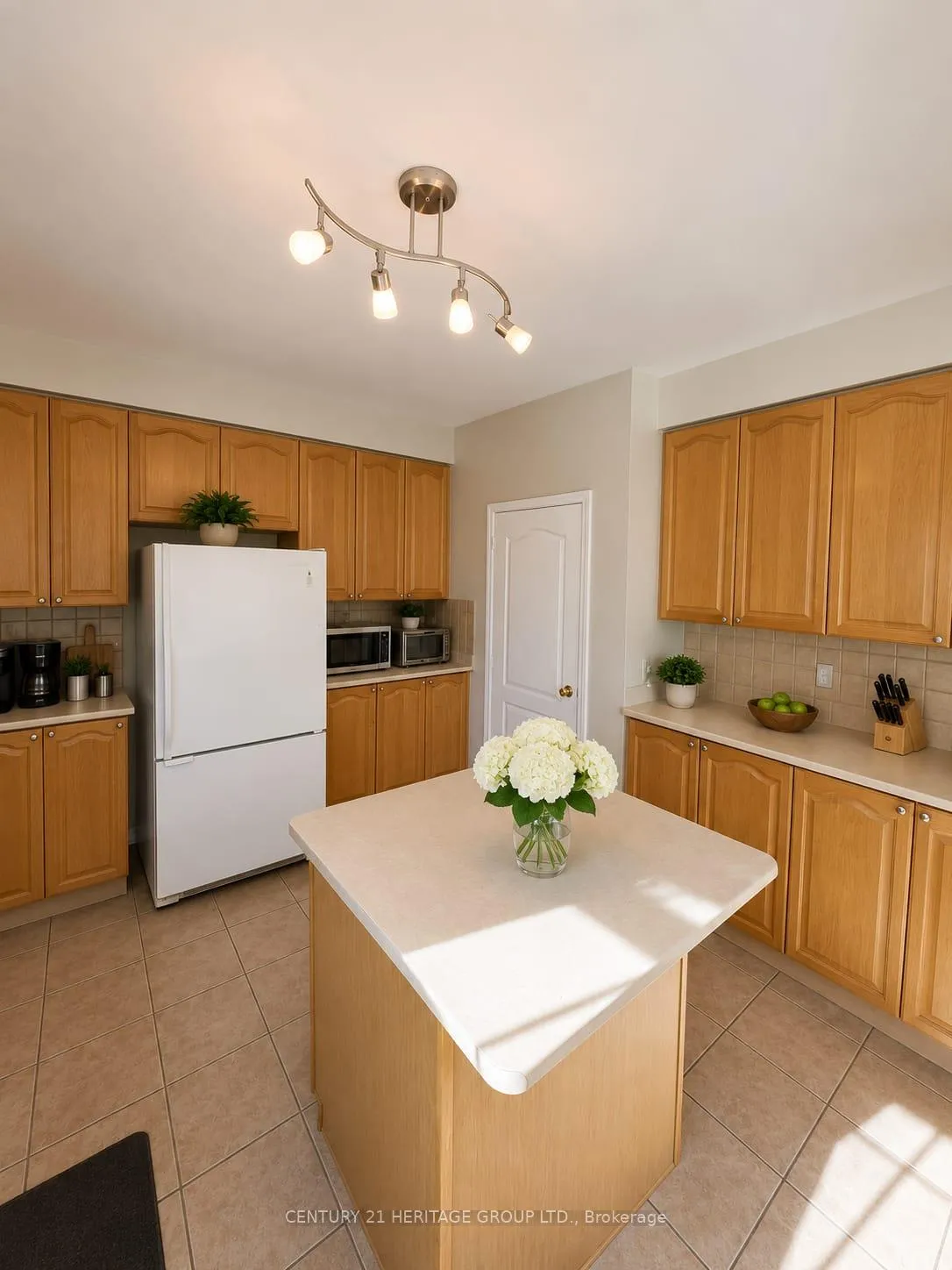 Photo 11 of 52 Brock Drive, Brampton, Vales of Castlemore — HOMEH