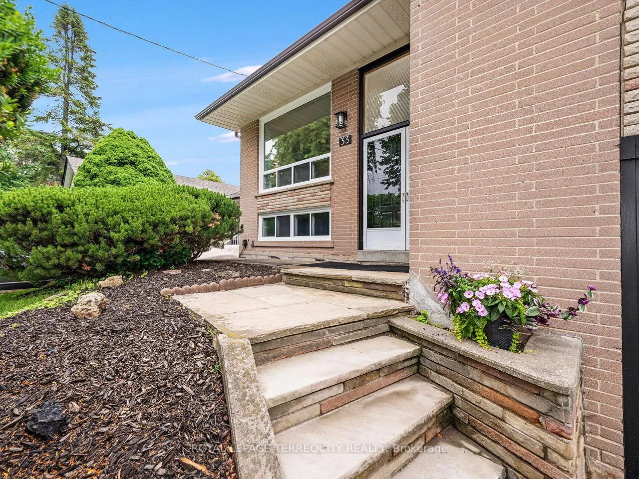 Photo 7 of 33 Ludgate Drive, Etobicoke, Rexdale-Kipling — HOMEH
