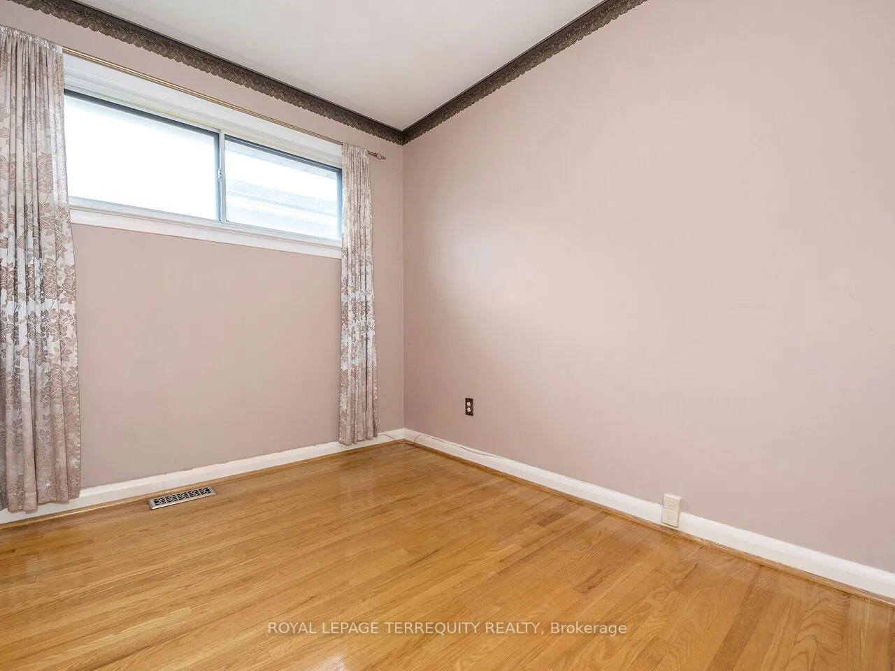 Photo 22 of 33 Ludgate Drive, Etobicoke, Rexdale-Kipling — HOMEH