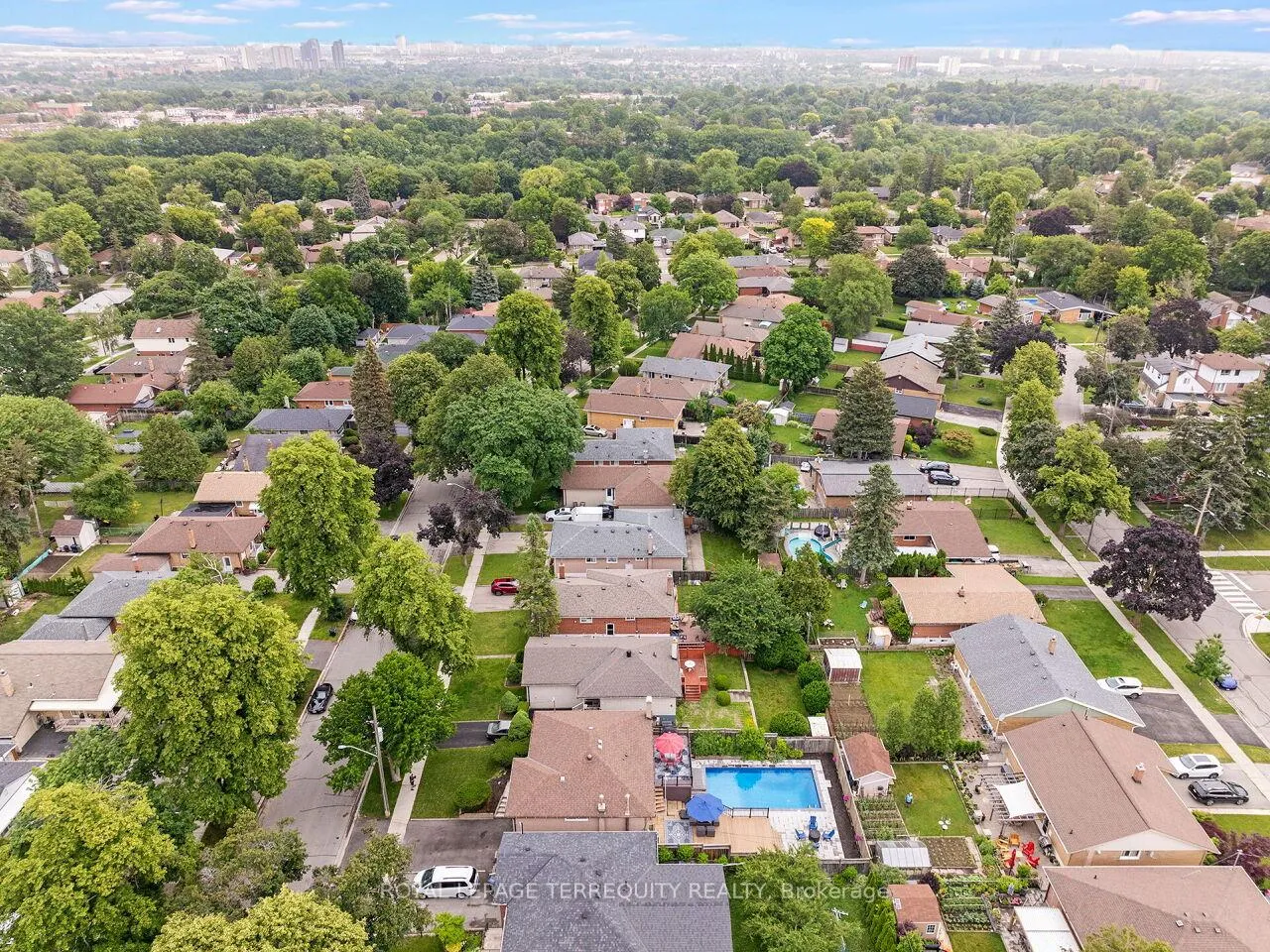 Photo 38 of 33 Ludgate Drive, Etobicoke, Rexdale-Kipling — HOMEH