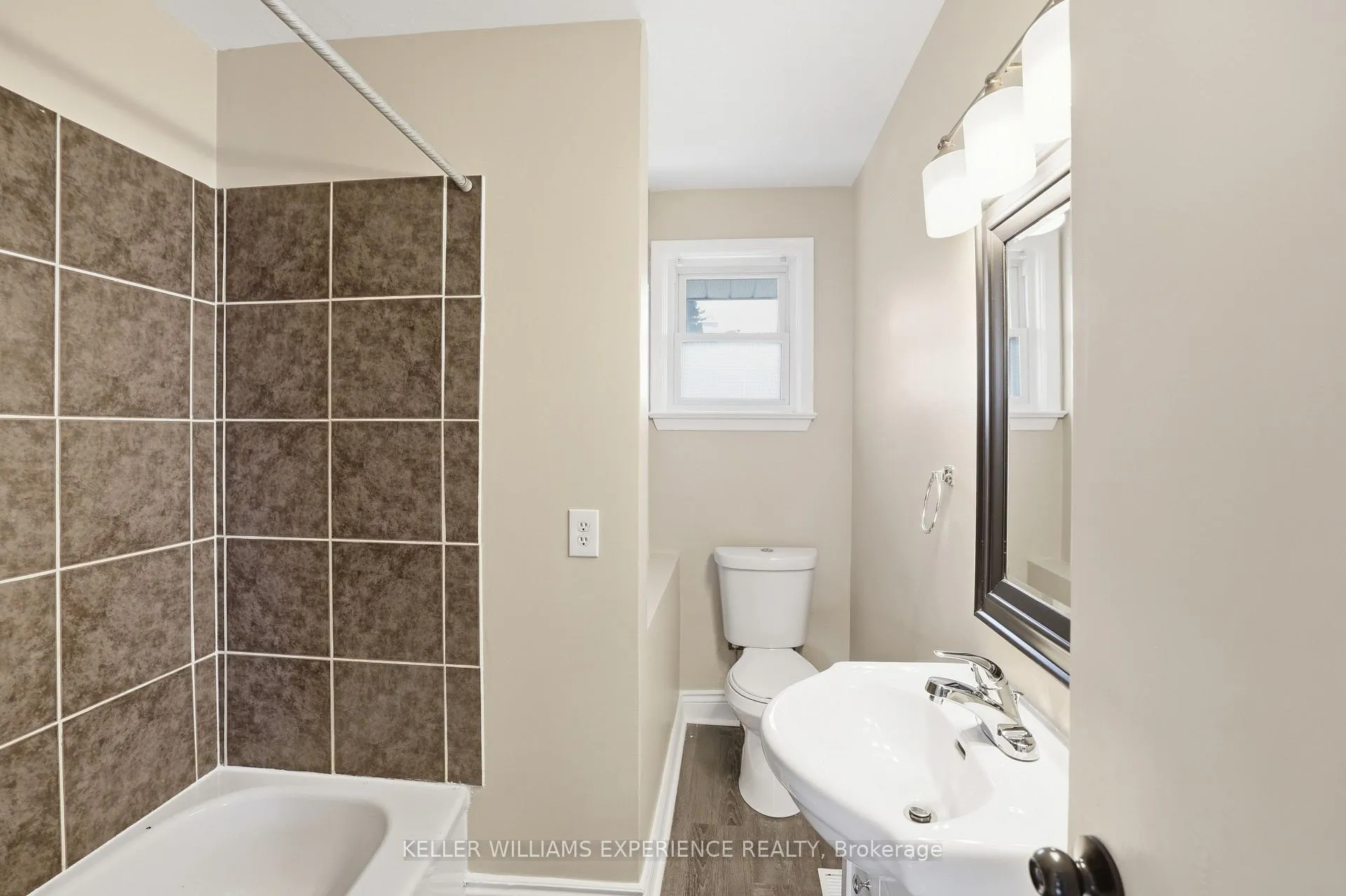 Photo 21 of 620 Oak Street, Collingwood — HOMEH
