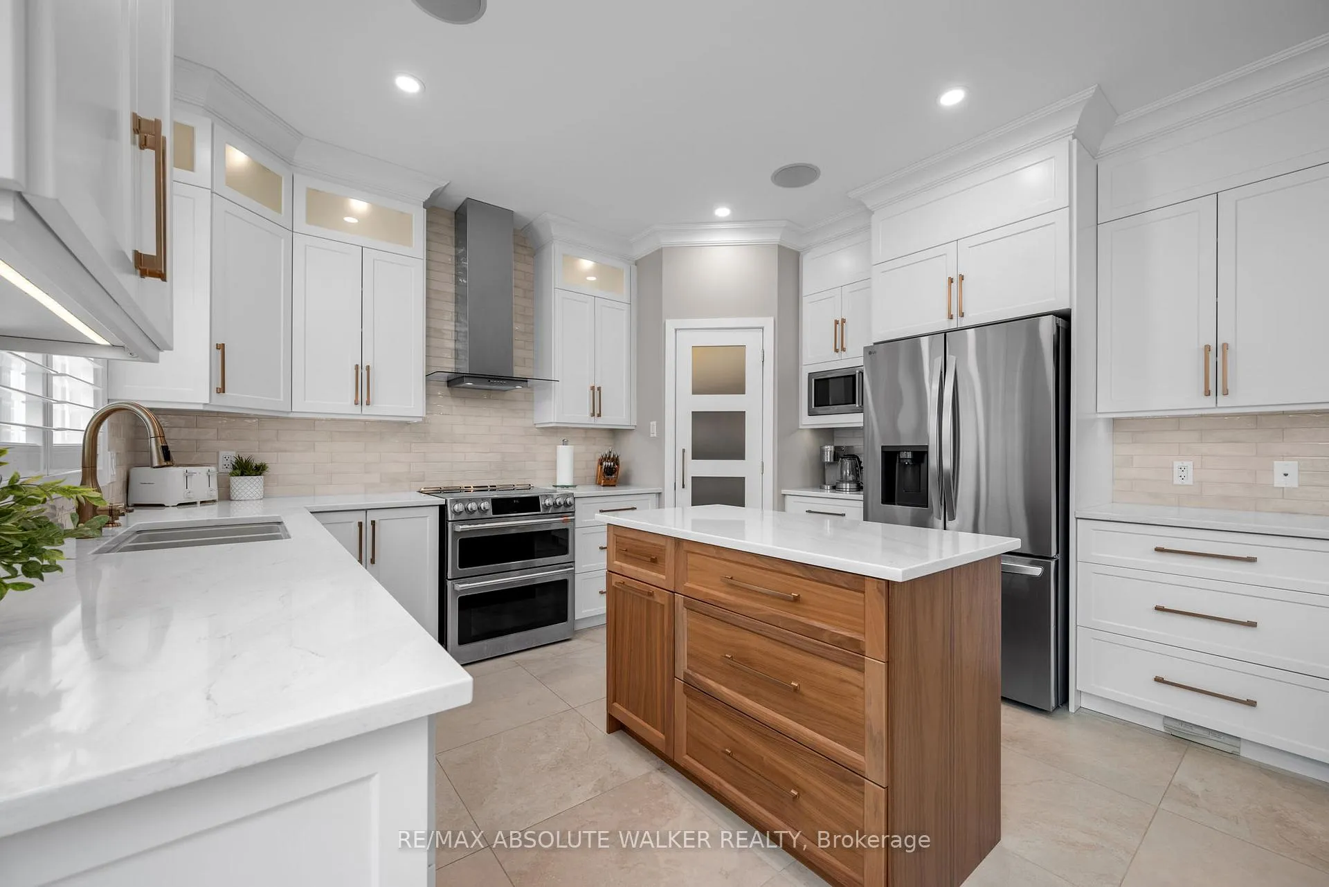 Photo 3 of 245 Lucinda Crescent, Ottawa, Mer Bleue/Bradley Estates/Anderson Park — HOMEH
