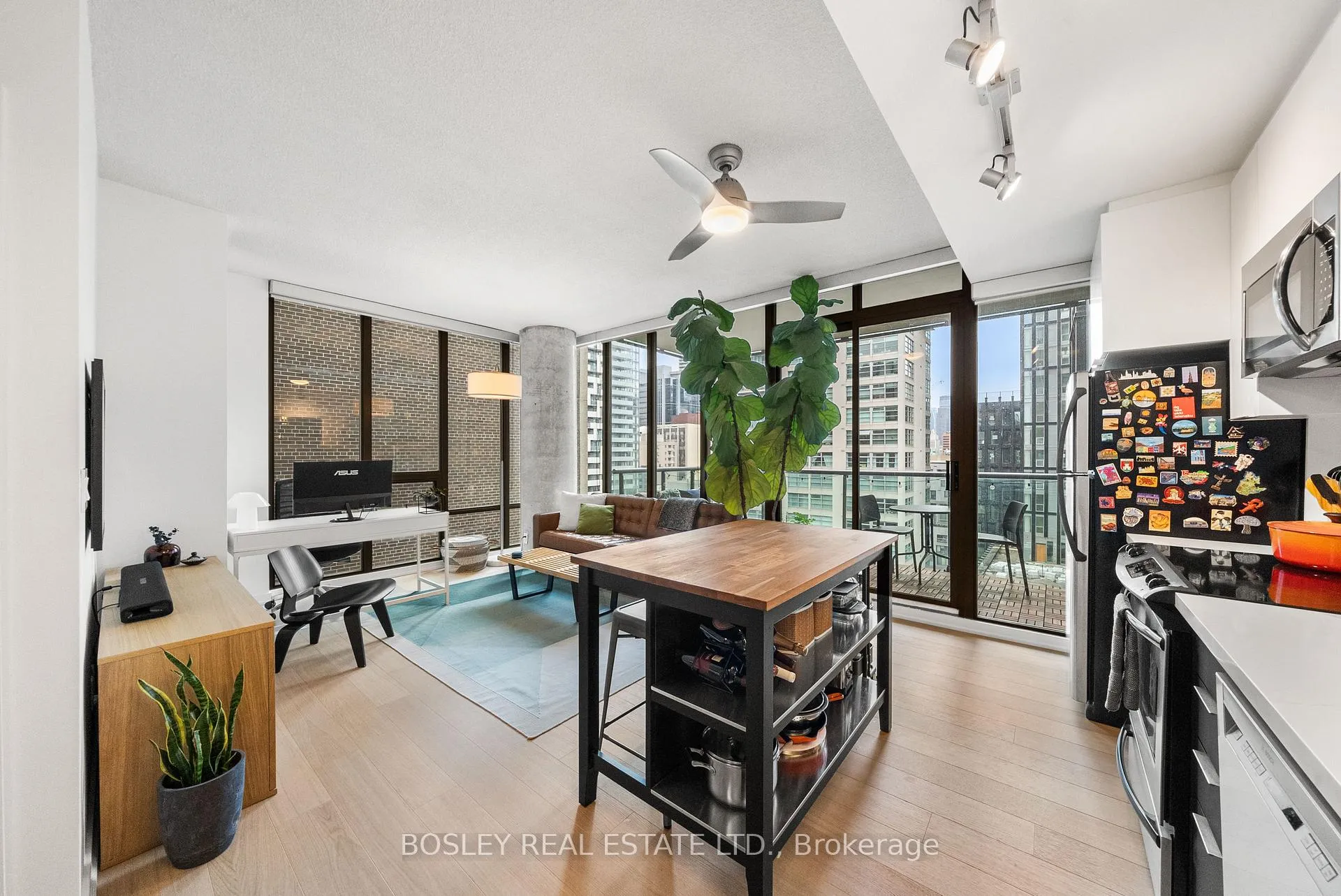 Photo 3 of Unit 1303, 33 Lombard Street, Toronto, Church-Yonge Corridor — HOMEH
