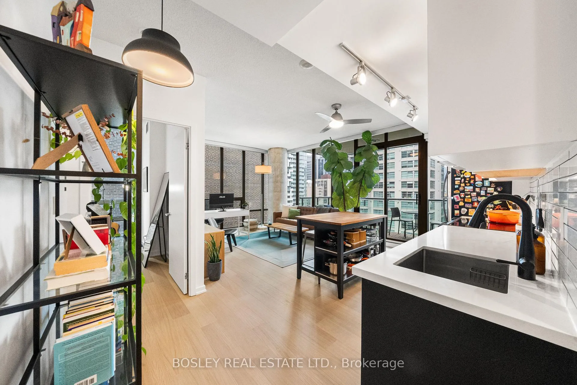 Photo 4 of Unit 1303, 33 Lombard Street, Toronto, Church-Yonge Corridor — HOMEH