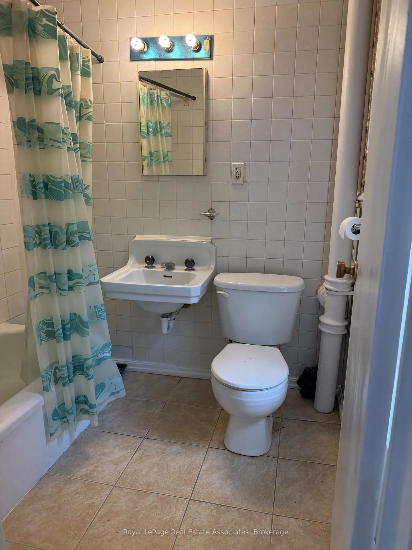 Photo 7 of 17 Alexander Street, Brampton, Downtown Brampton — HOMEH