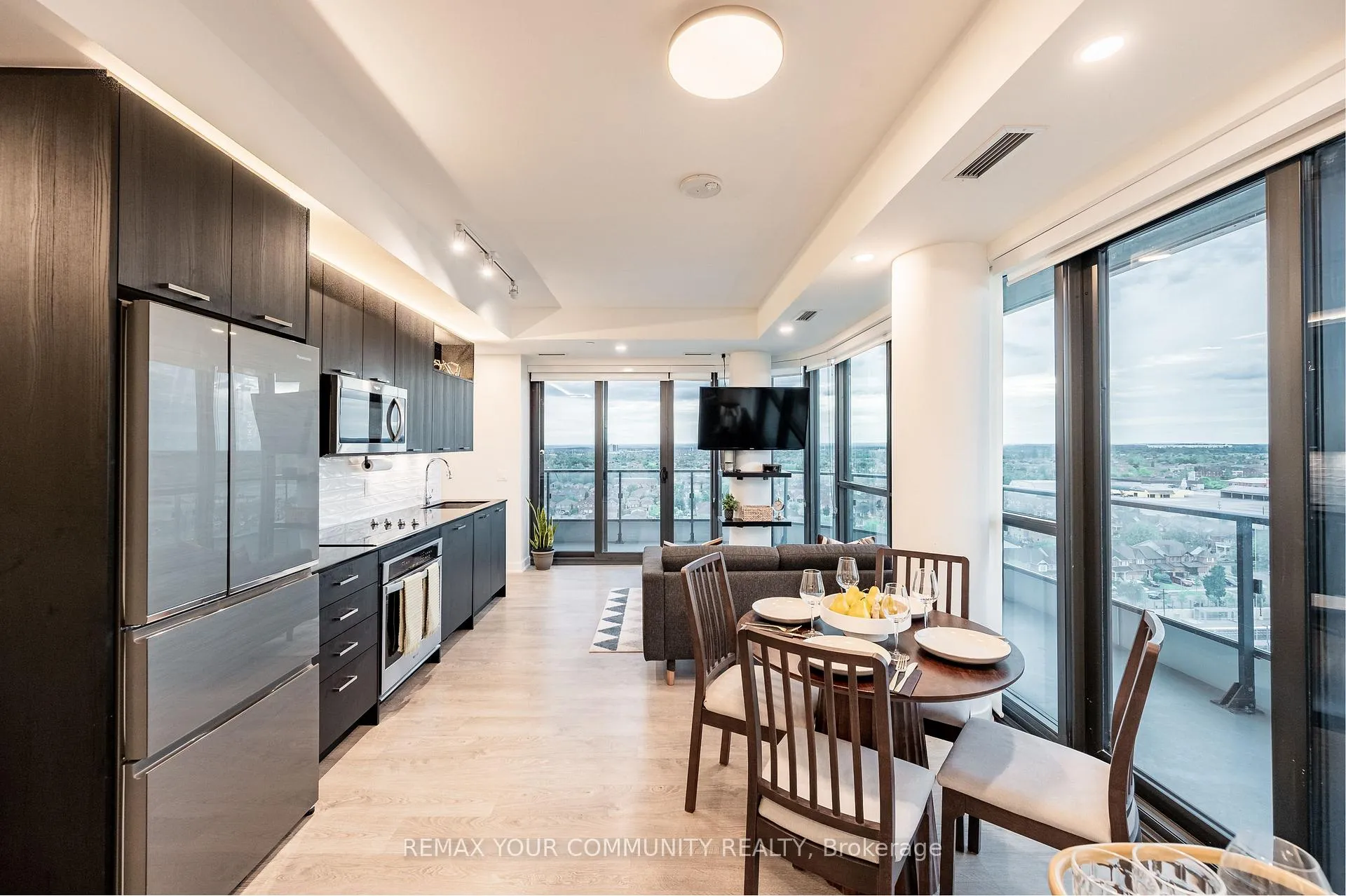 Photo 3 of Unit 1002, 120 Eagle Rock Way, Vaughan, Rural Vaughan — HOMEH