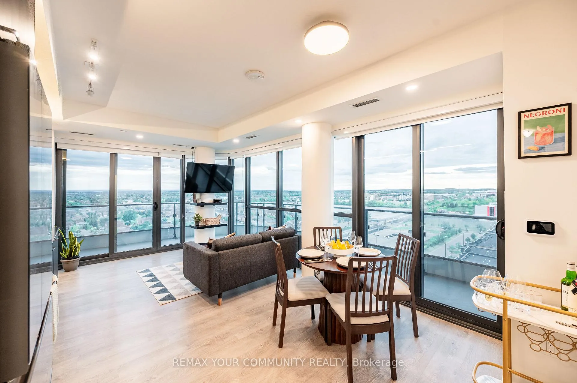 Photo 4 of Unit 1002, 120 Eagle Rock Way, Vaughan, Rural Vaughan — HOMEH