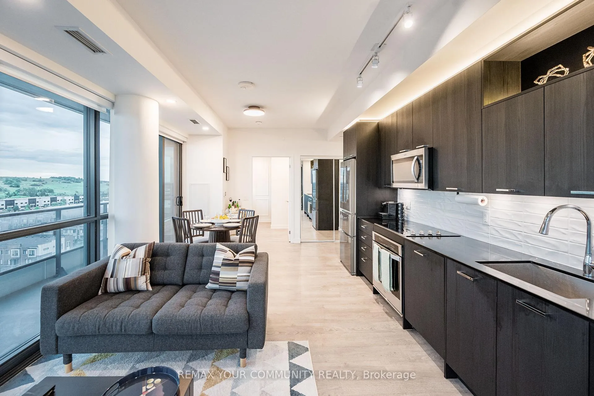 Photo 5 of Unit 1002, 120 Eagle Rock Way, Vaughan, Rural Vaughan — HOMEH