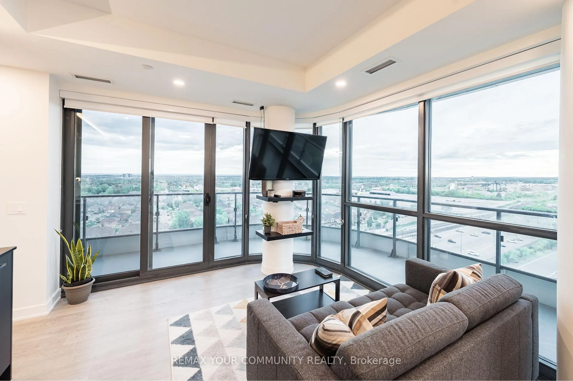 Photo 11 of Unit 1002, 120 Eagle Rock Way, Vaughan, Rural Vaughan — HOMEH