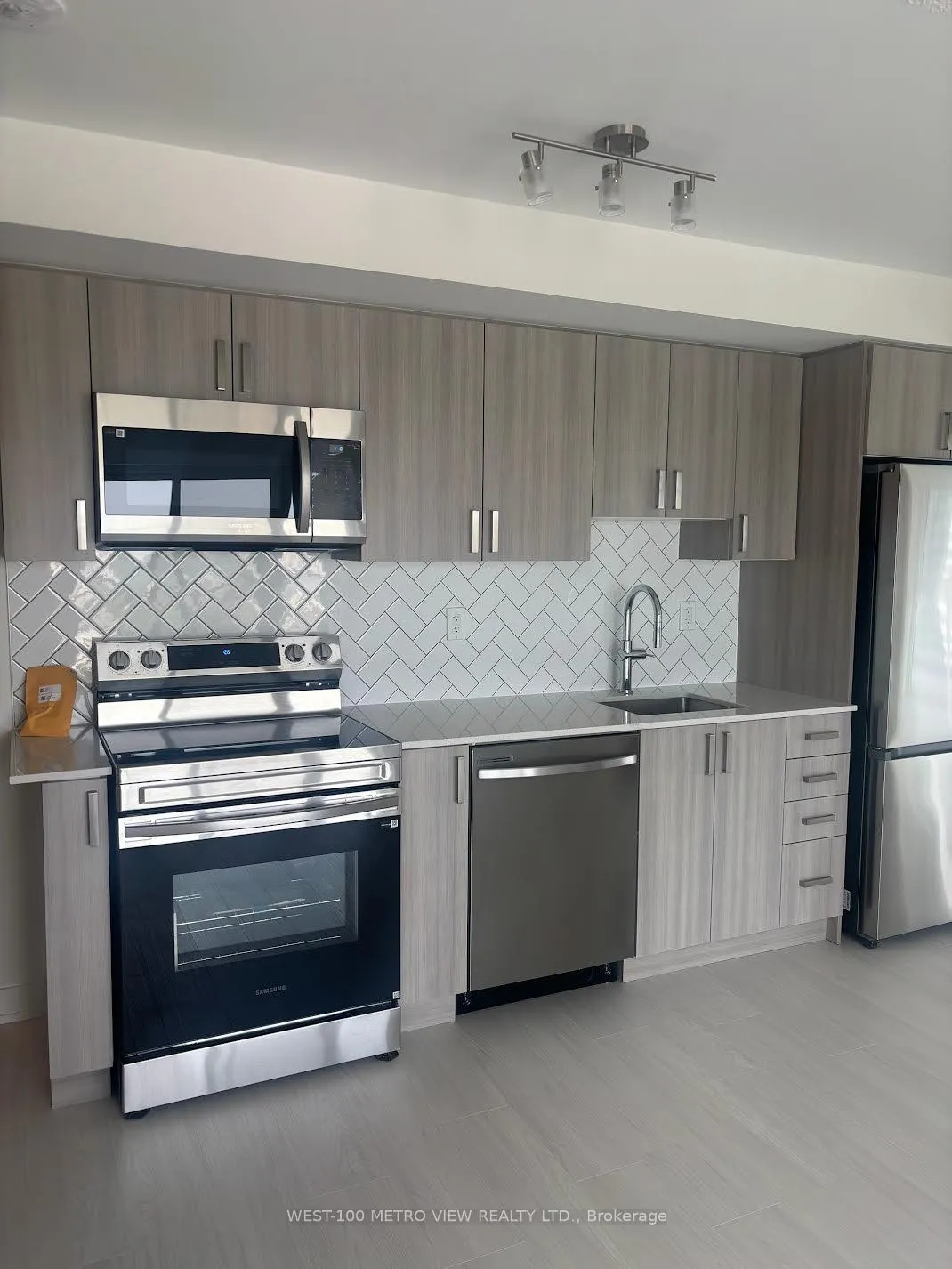 Photo 2 of Unit 605, 1010 Sandy Beach Road, Pickering, Bay Ridges — HOMEH
