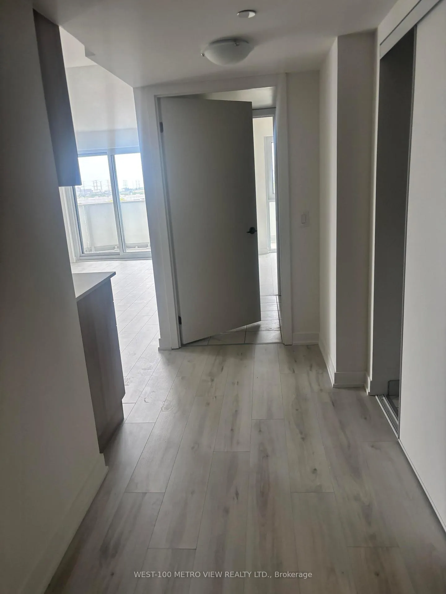Photo 3 of Unit 605, 1010 Sandy Beach Road, Pickering, Bay Ridges — HOMEH