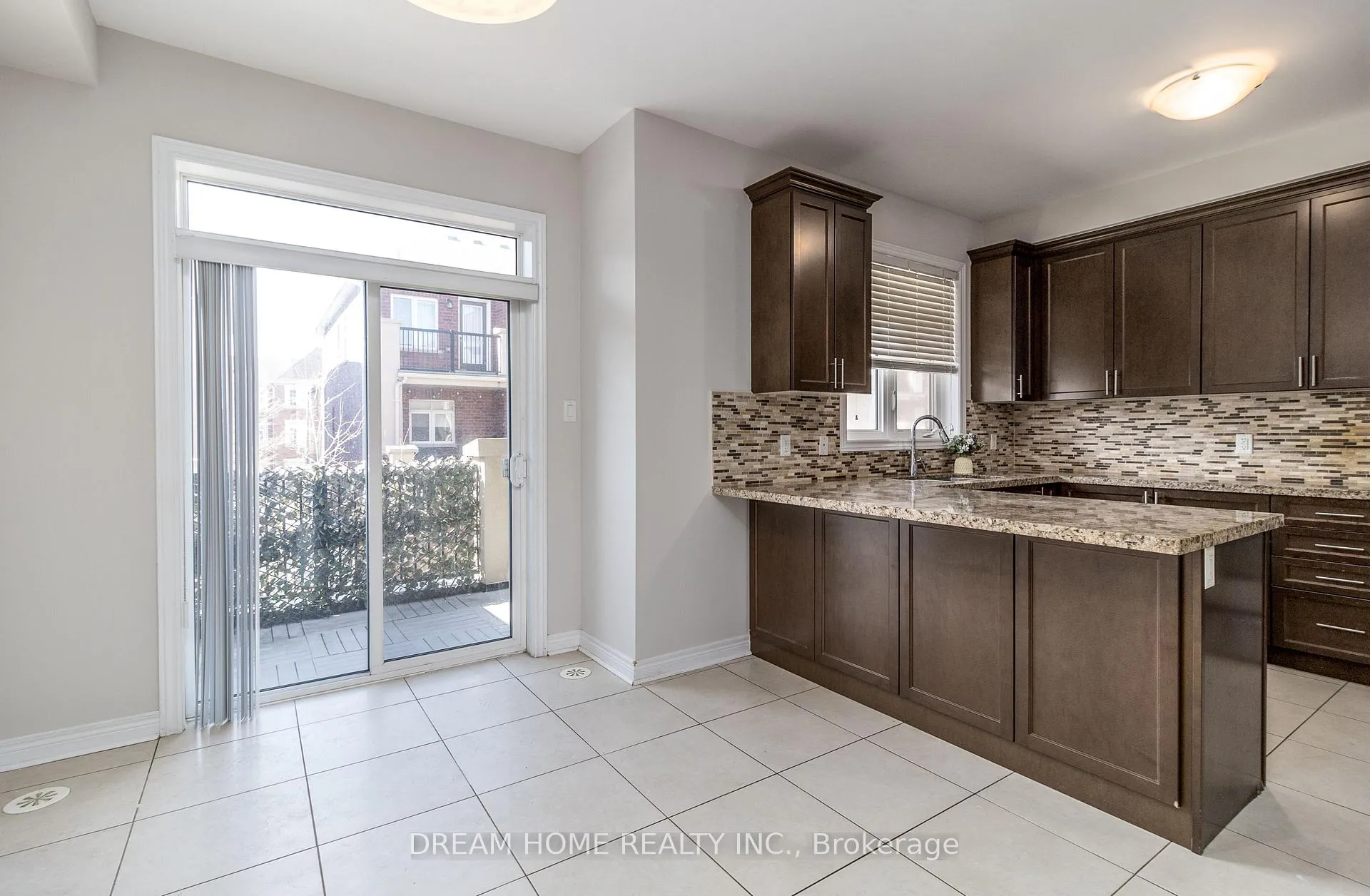 Photo 5 of 3070 Eberly Woods Drive, Oakville, Rural Oakville — HOMEH